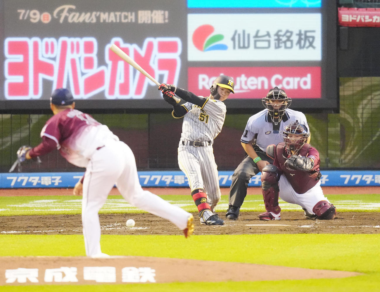楽天対阪神　3回表阪神2死、中前打を放つ中野。投手則本（撮影・江口和貴）