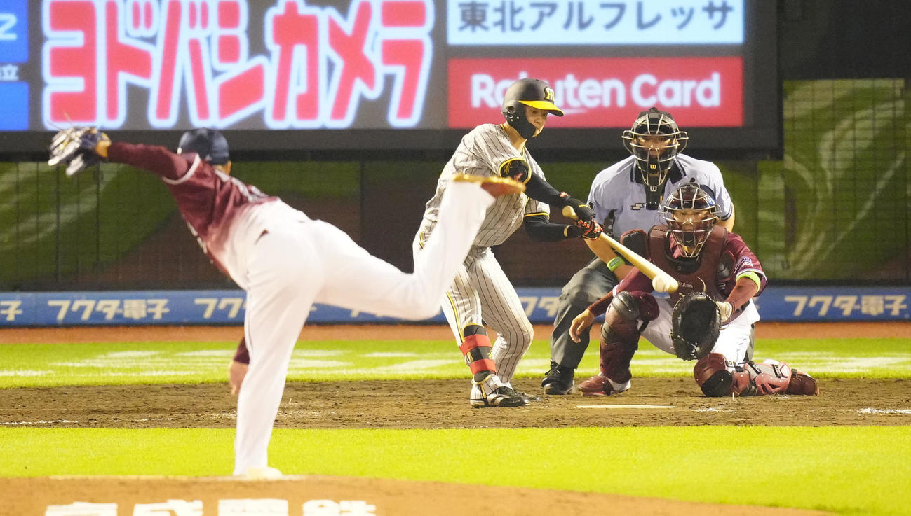 楽天対阪神　5回表阪神2死一塁、右前打を放つ中野。投手則本（撮影・江口和貴）