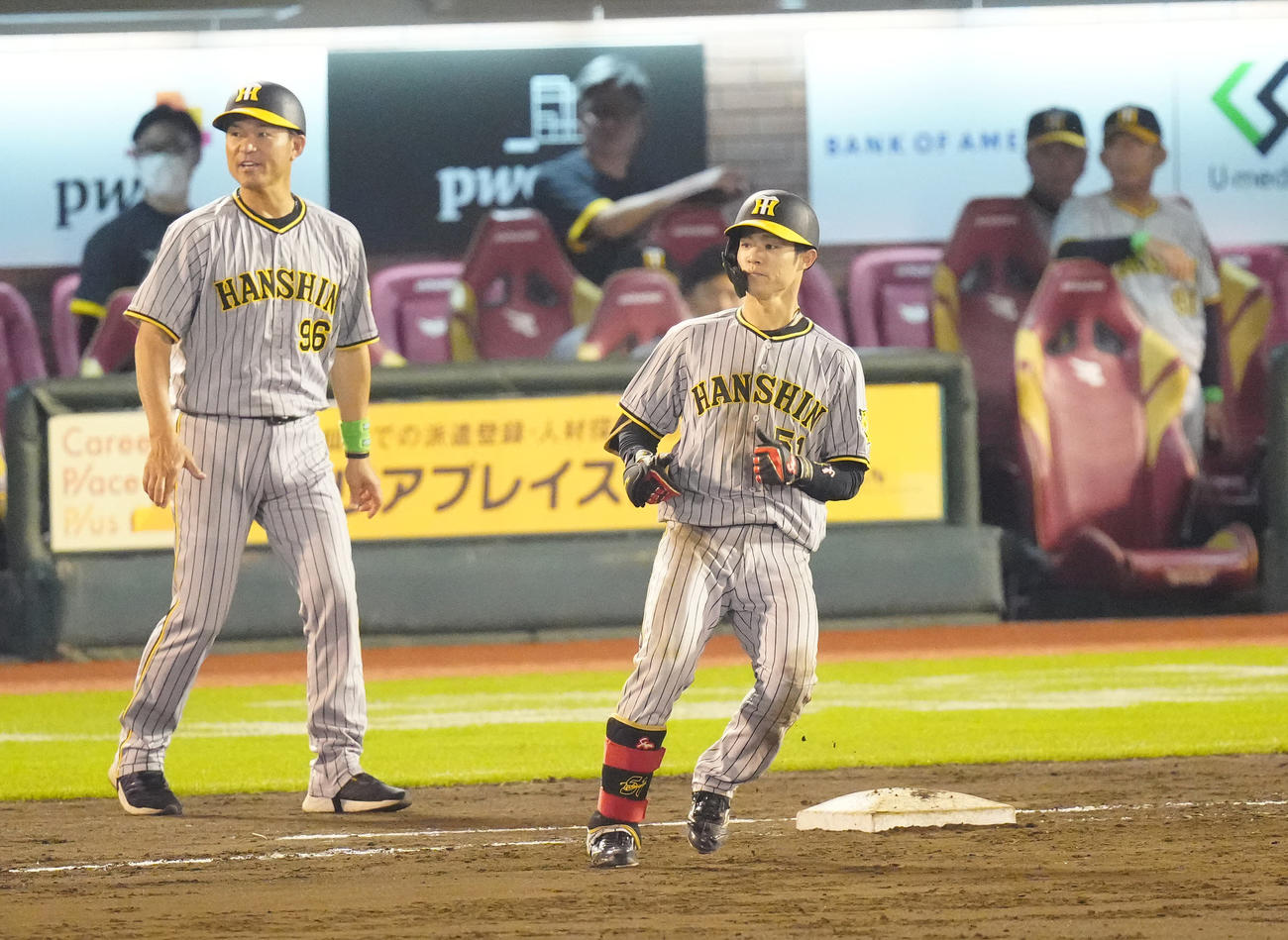 楽天対阪神　5回表阪神2死一塁、則本から右前打を放った中野（撮影・江口和貴）