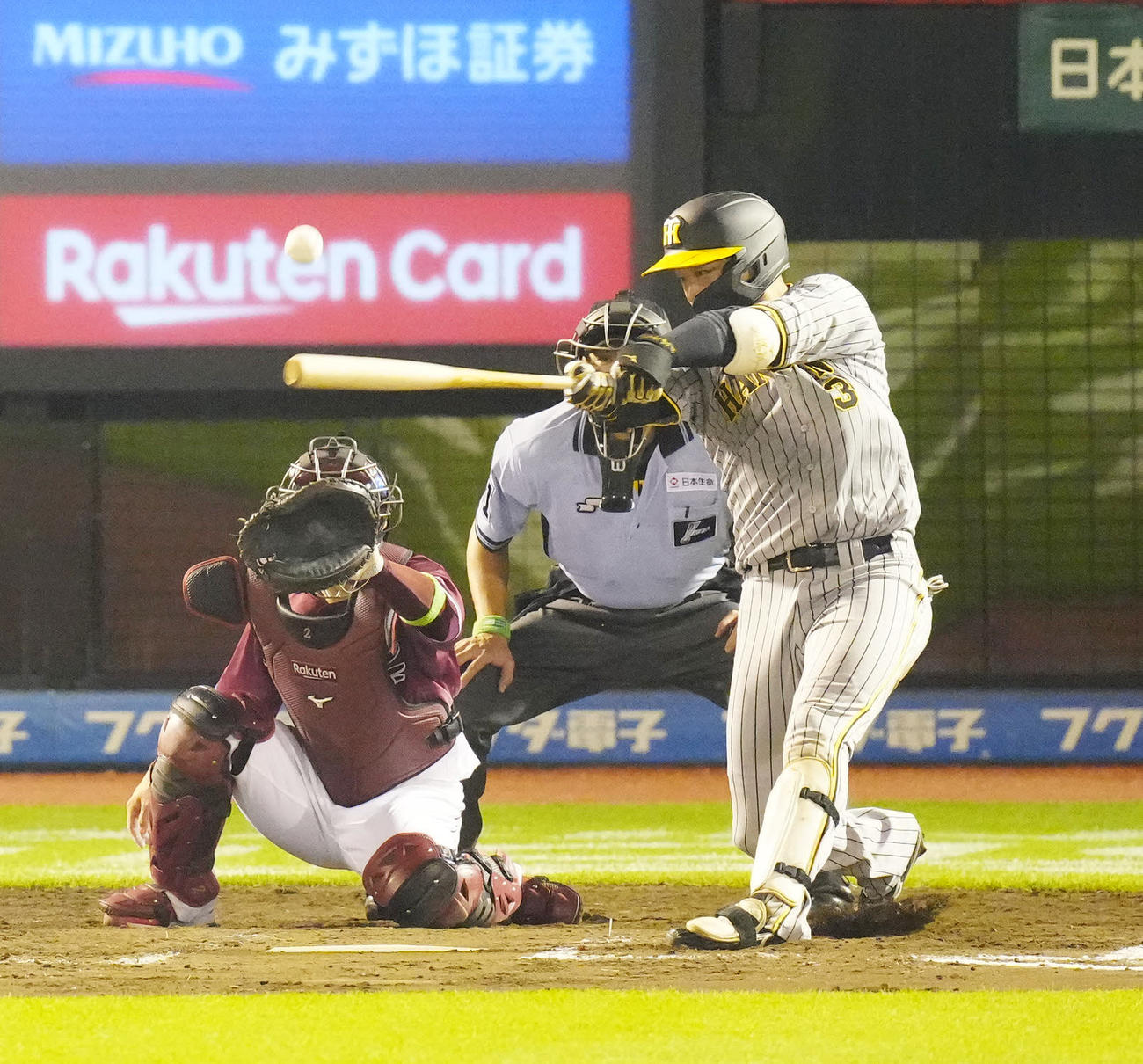 楽天対阪神　8回表阪神2死、中前打を放つ大山（撮影・江口和貴）
