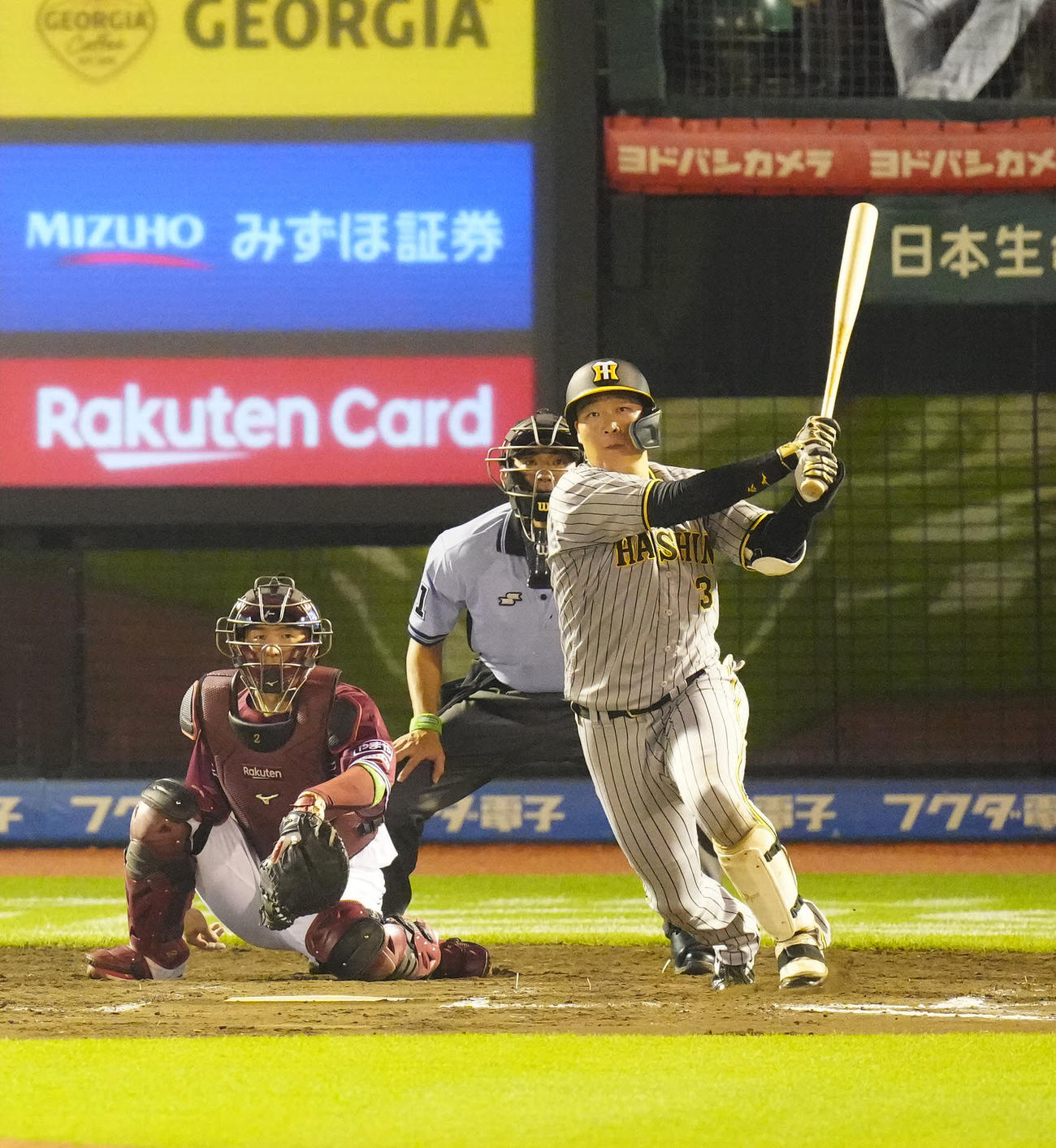 楽天対阪神　8回表阪神2死、中前打を放つ大山（撮影・江口和貴）