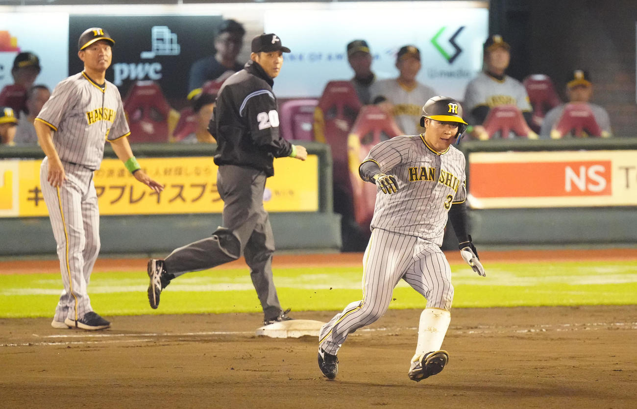 楽天対阪神　8回表阪神2死、中前打を放った大山（撮影・江口和貴）