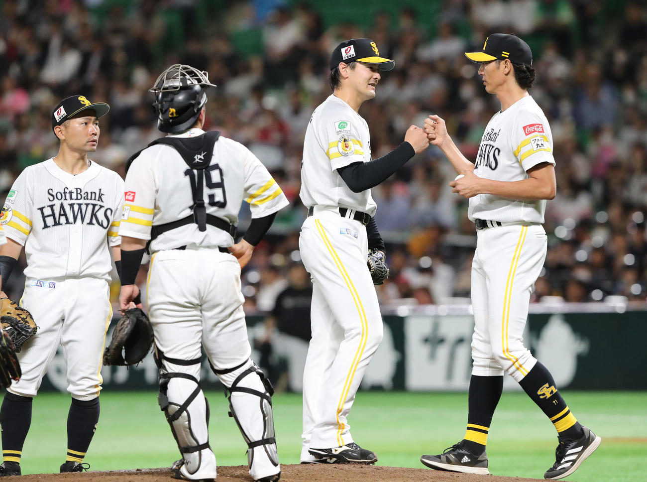 ソフトバンク対DeNA 7回途中で降板する有原（右から2人目）（撮影・梅根麻紀）