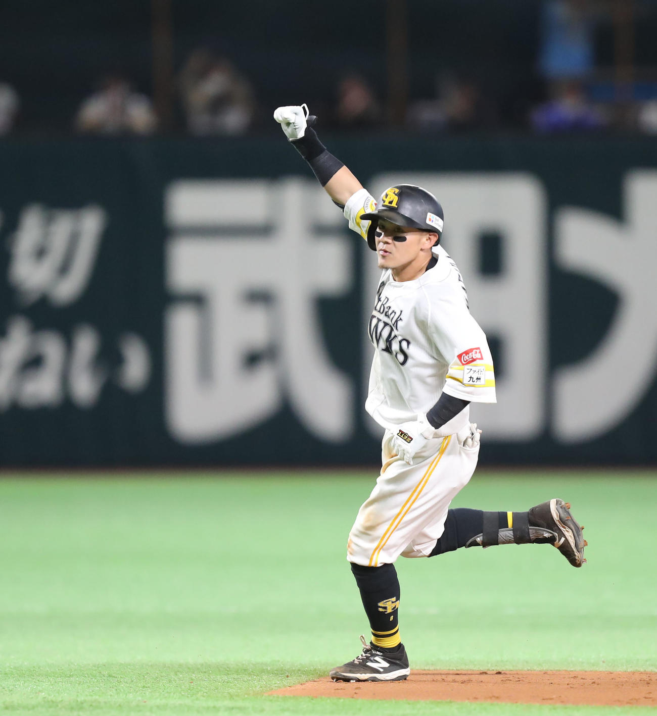 ソフトバンク対DeNA 9回裏ソフトバンク2死一、二塁、牧原大はサヨナラ適時打を放ちガッツポーズ（撮影・冨田成美）