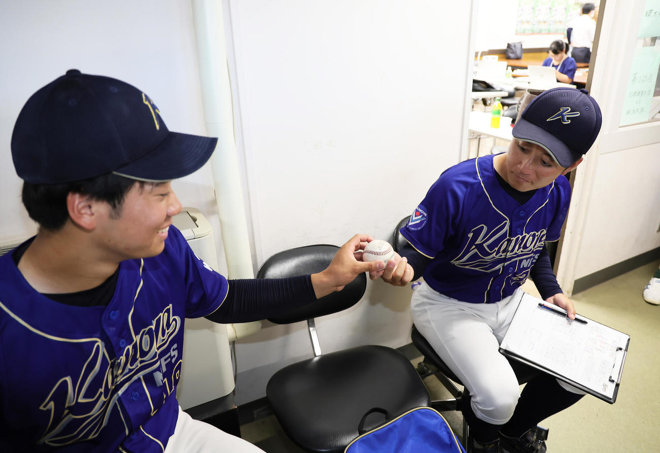 近大対鹿屋体大　9回1失点で勝利を挙げた鹿屋体大・森田（左）は藤井監督に勝利球を渡す（撮影・足立雅史）