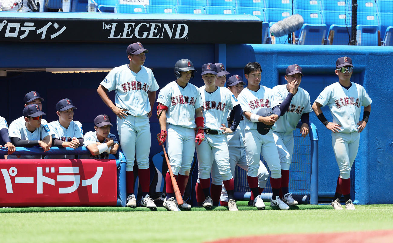 近大対鹿屋体大　9回、試合を見つめる近大の選手ら（撮影・足立雅史）
