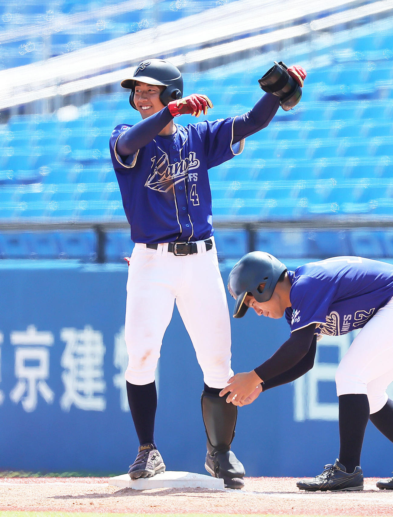 近大対鹿屋体大　3回裏鹿屋体大2死一、三塁、窪田は左前適時打を放ちベンチにポーズ（撮影・足立雅史）
