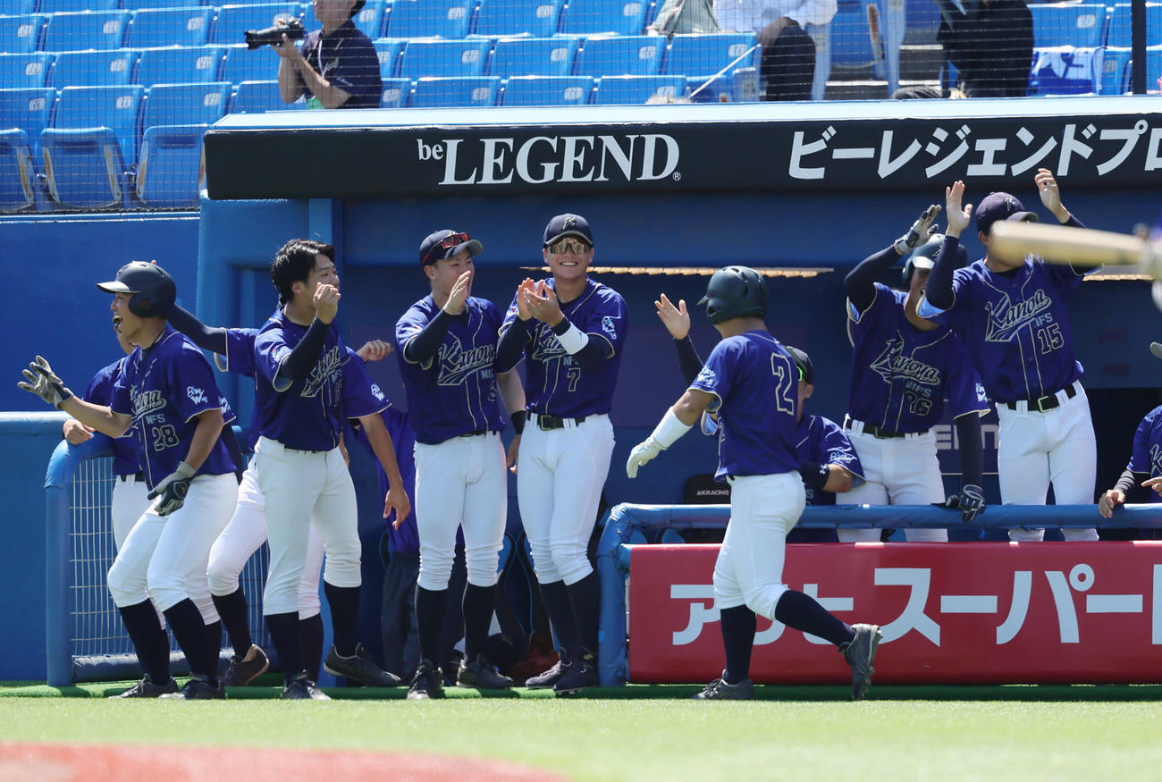 近大対鹿屋体大　2回裏鹿屋体大無死一、三塁、植田の左前適時打に盛り上がるベンチ（撮影・足立雅史）