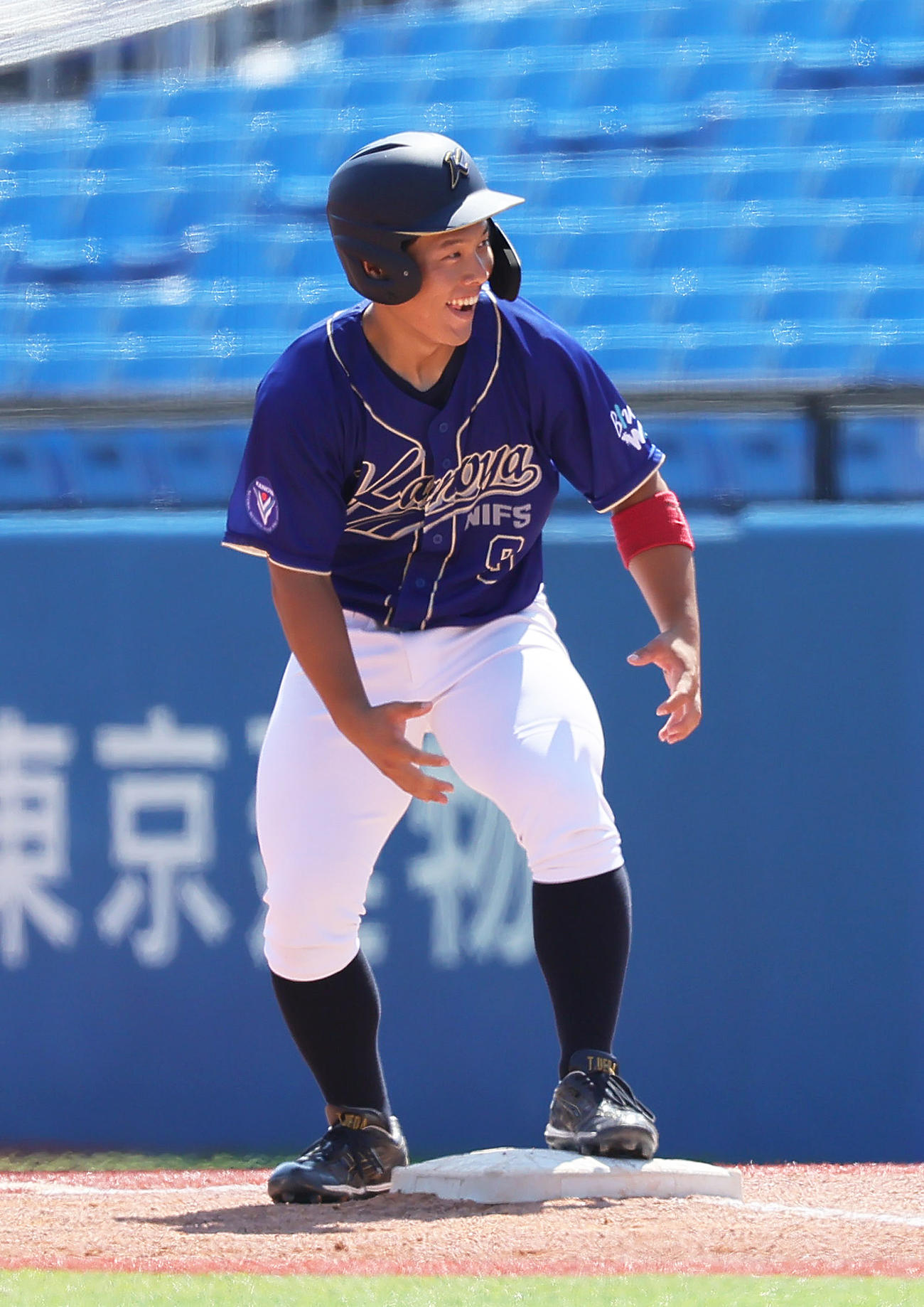 近大対鹿屋体大　2回裏鹿屋体大無死一、三塁、植田は左前適時打を放ちベンチにポーズ（撮影・足立雅史）