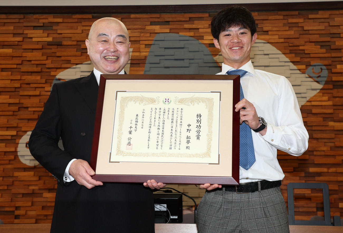 東北福祉大から特別功労賞を授与されて中野（右）。左は千葉公慈学長（撮影・加藤哉）