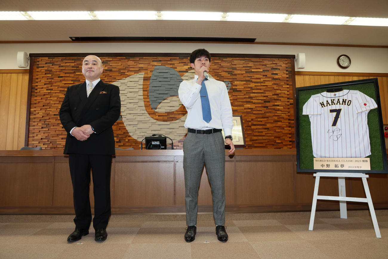 東北福祉大から特別功労賞を授与され、あいさつする中野。左は千葉公慈学長（撮影・加藤哉）