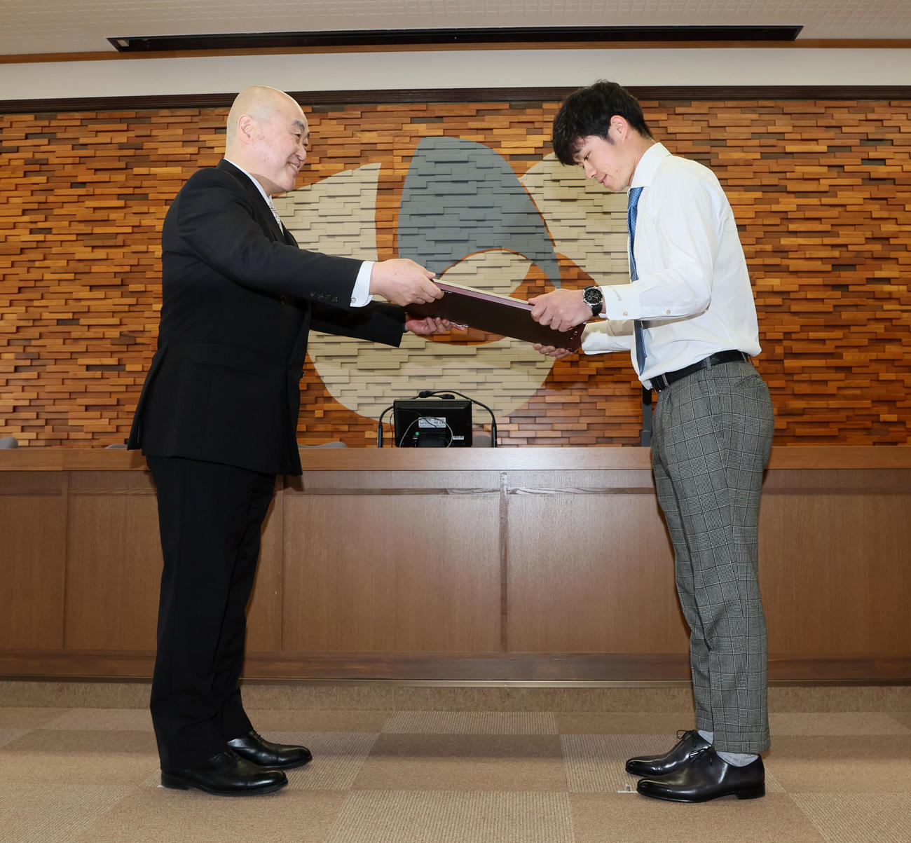 東北福祉大から特別功労賞を授与された中野。左は千葉公慈学長（撮影・加藤哉）