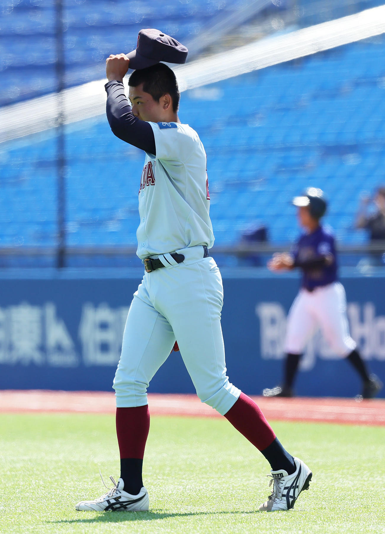 近大対鹿屋体大　2回裏鹿屋体大無死一、三塁、植田に左前適時打を浴びた寺沢（撮影・足立雅史）