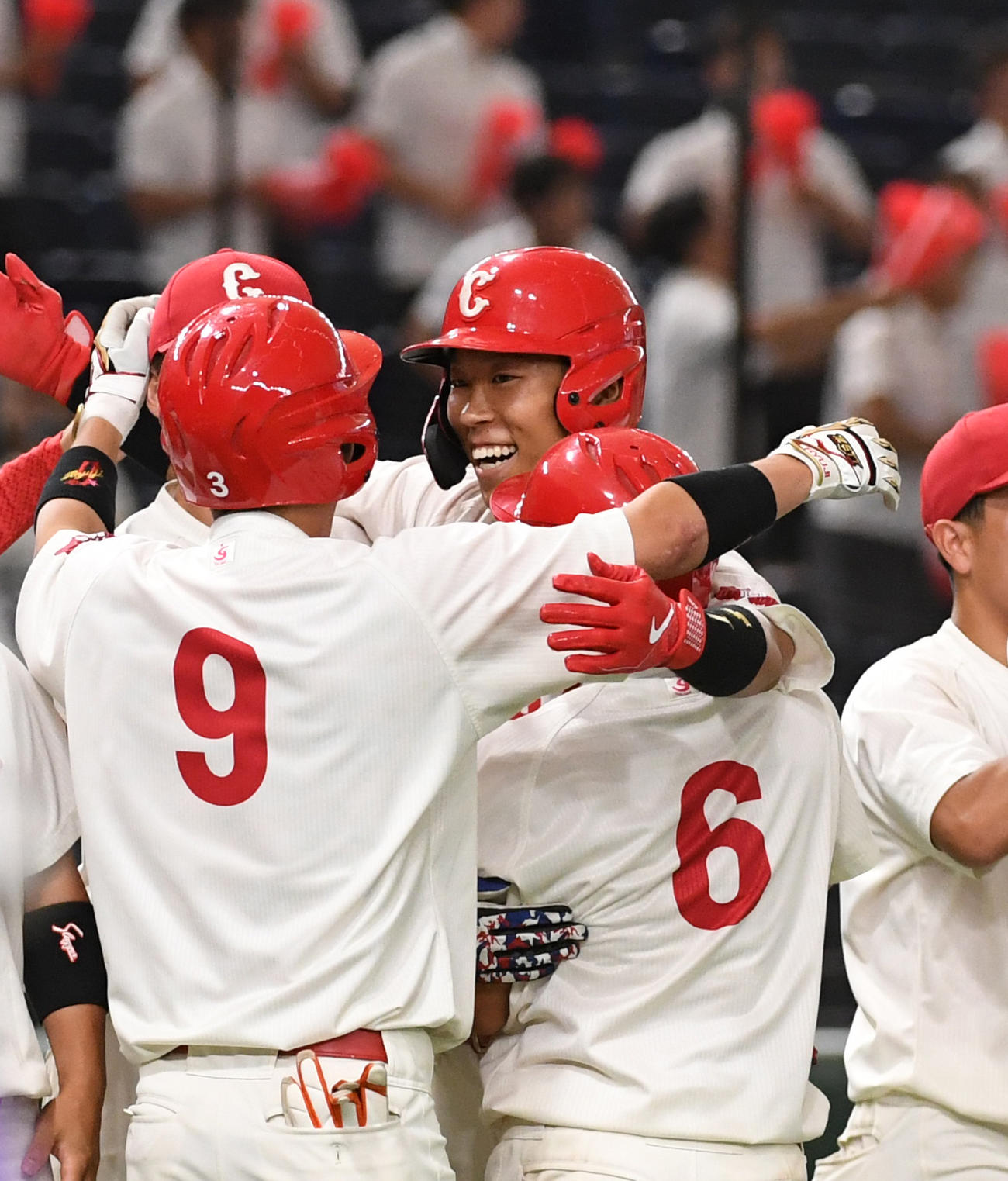 天理大対中部学院大　タイブレーク11回裏中部学院大無死満塁、大江（中央）は右前にサヨナラ打を放ちバンザイする（撮影・柴田隆二）