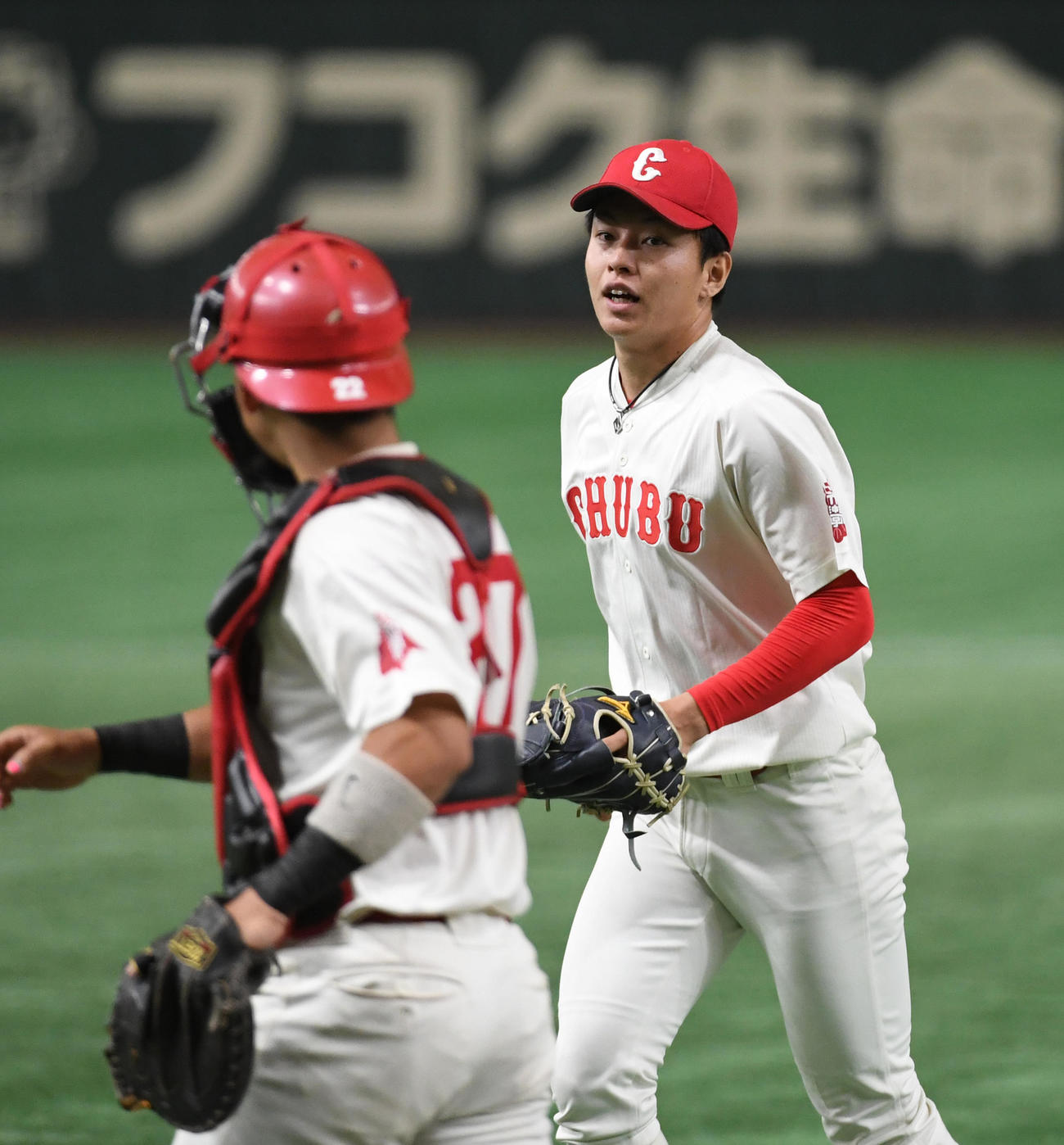 天理大対中部学院大　6回を終えてベンチに戻る中部学院大・宮島（右）（撮影・柴田隆二）
