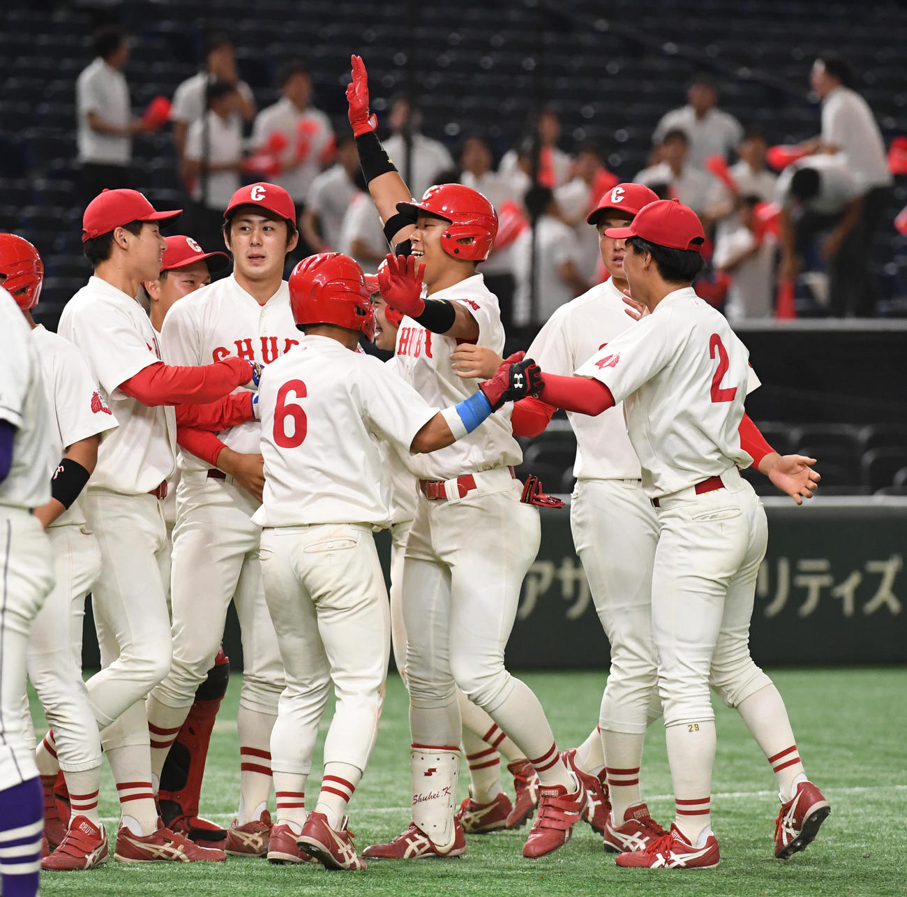 天理大対中部学院大　タイブレーク11回裏中部学院大無死満塁、大江（中央）は右前にサヨナラ打を放ちバンザイする（撮影・柴田隆二）