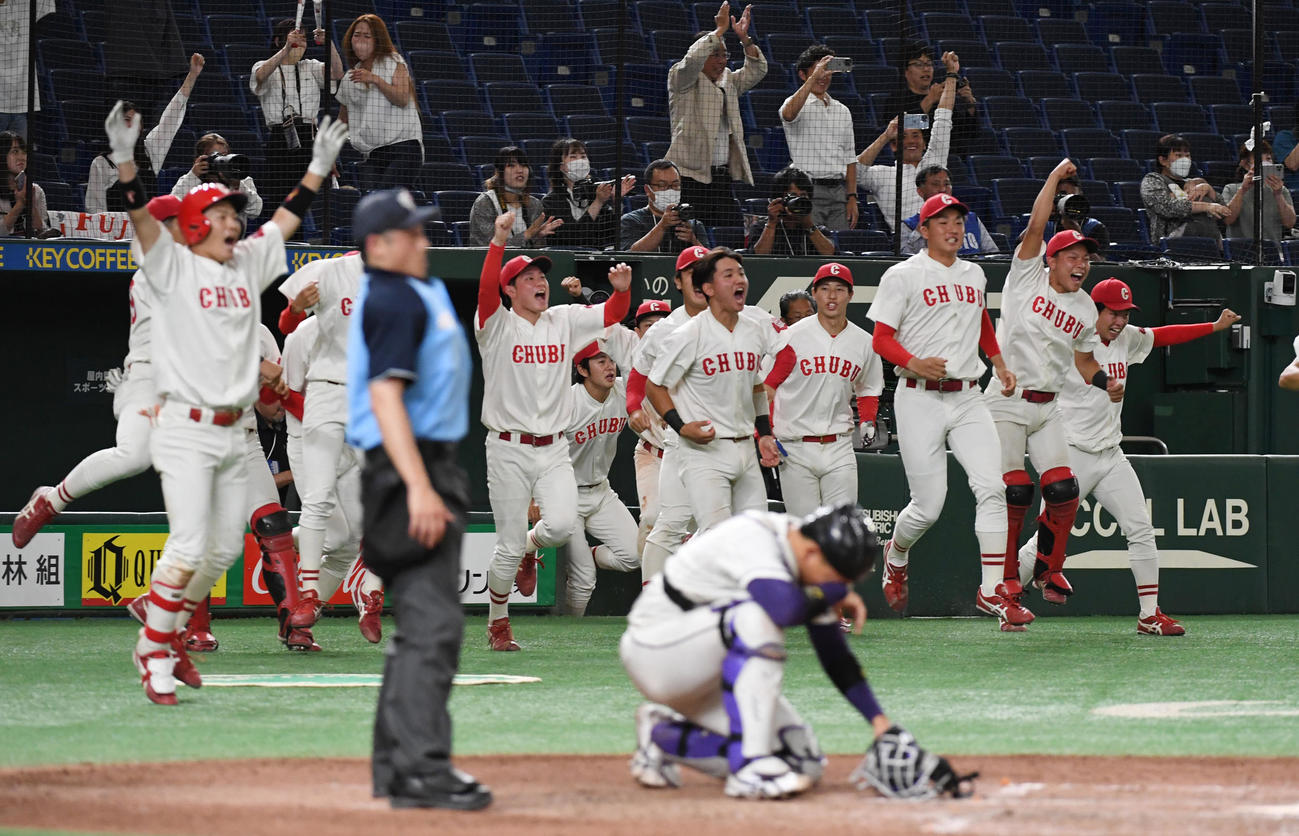 天理大対中部学院大　タイブレーク11回裏中部学院大無死満塁、大江の右前サヨナラ打に喜ぶ中部学院大ナイン（撮影・柴田隆二）