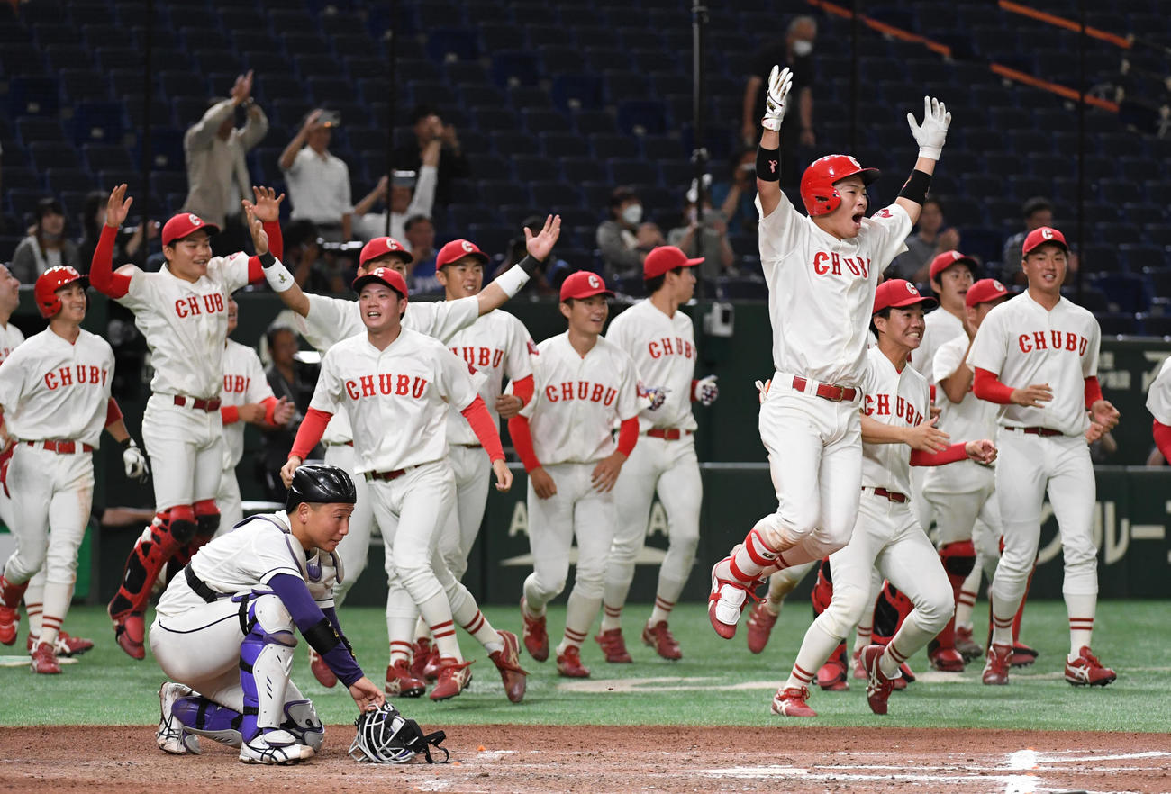 天理大対中部学院大　タイブレーク11回裏中部学院大無死満塁、大江の右前サヨナラ打に喜ぶ中部学院大ナイン（撮影・柴田隆二）