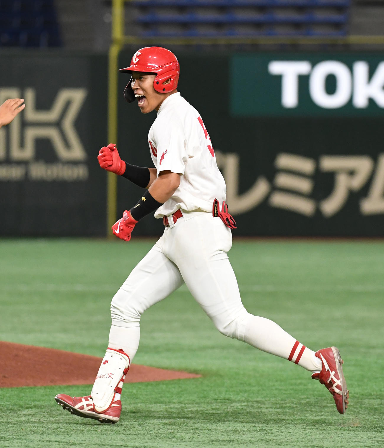 天理大対中部学院大　タイブレーク11回裏中部学院大無死満塁、大江は右前にサヨナラ打を放ちガッツポーズする（撮影・柴田隆二）