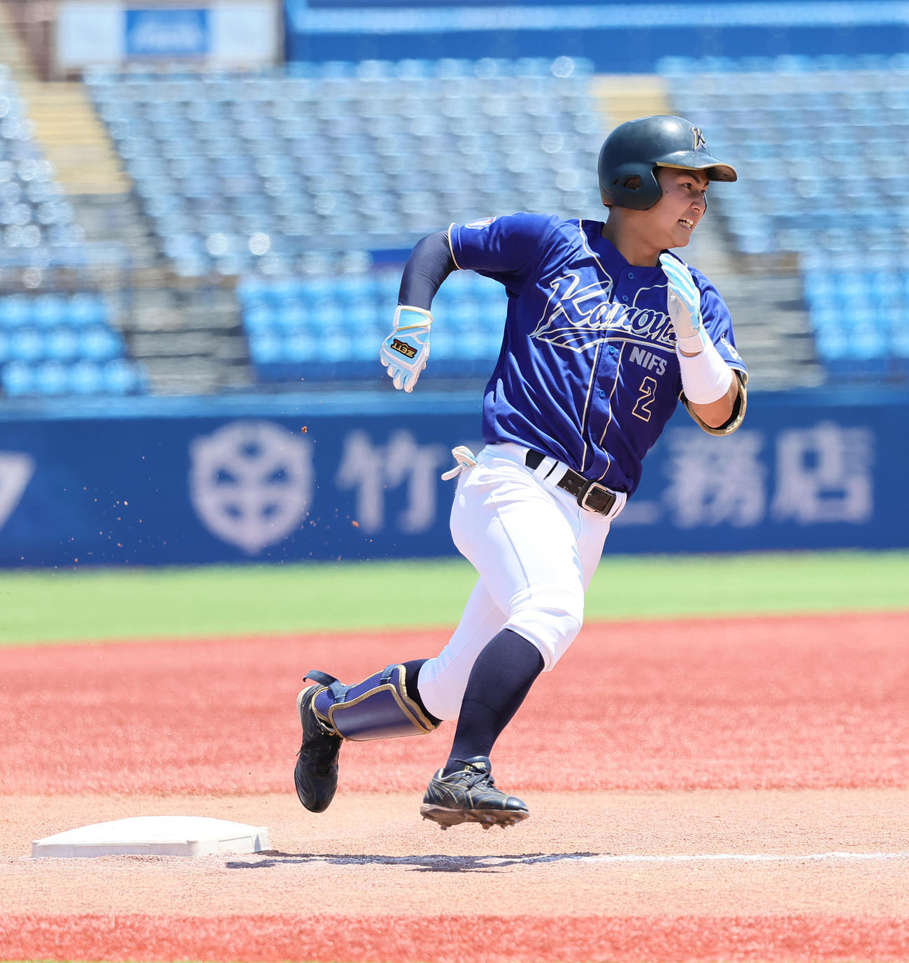 近大対鹿屋体大　8回裏鹿屋体大無死、右中間への長打を放ちランニング本塁打とする川瀬（撮影・足立雅史）