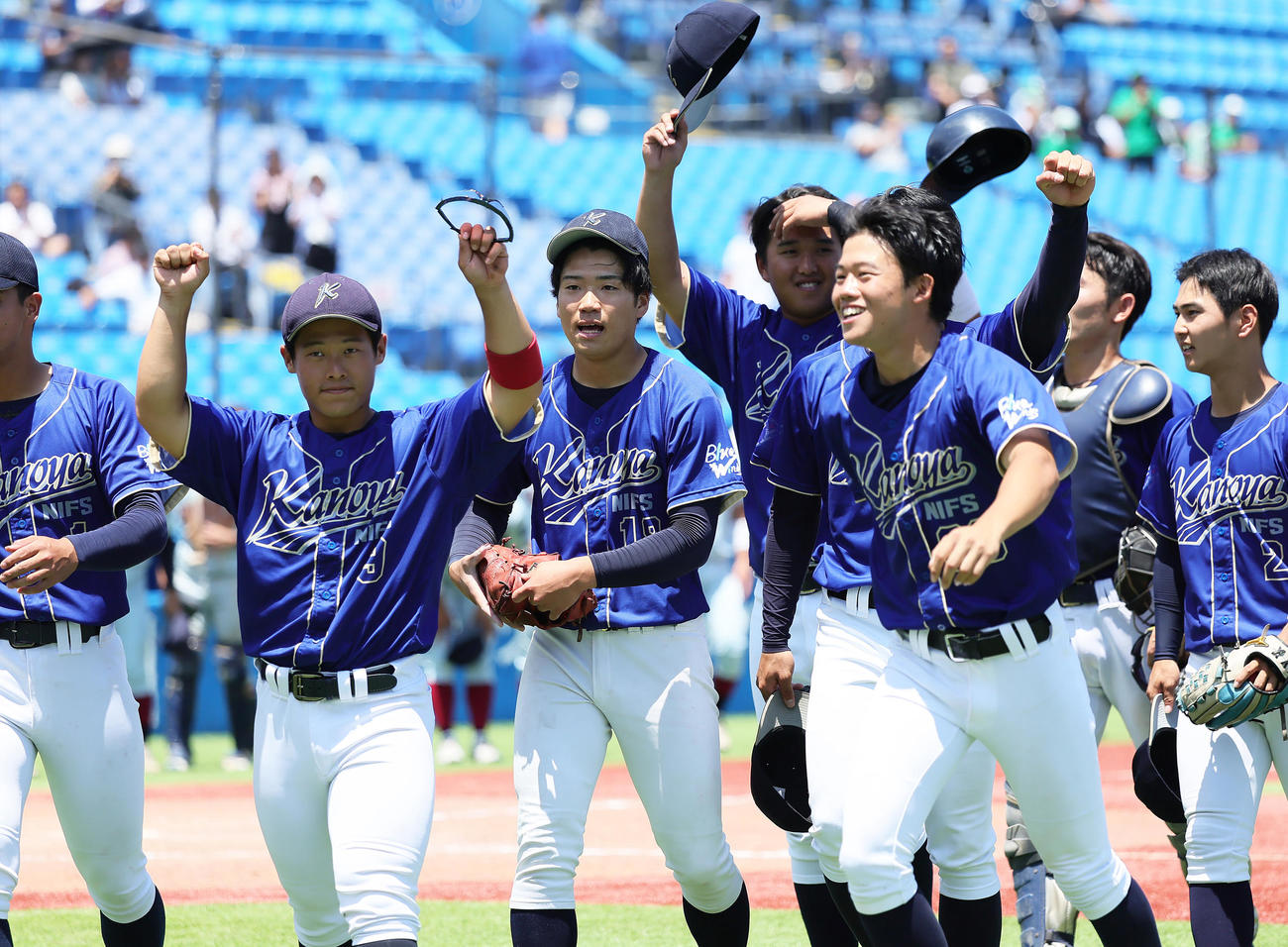 近大対鹿屋体大　9回1失点で勝利を挙げた鹿屋体大・森田（左から2人目）＝2023年6月7日