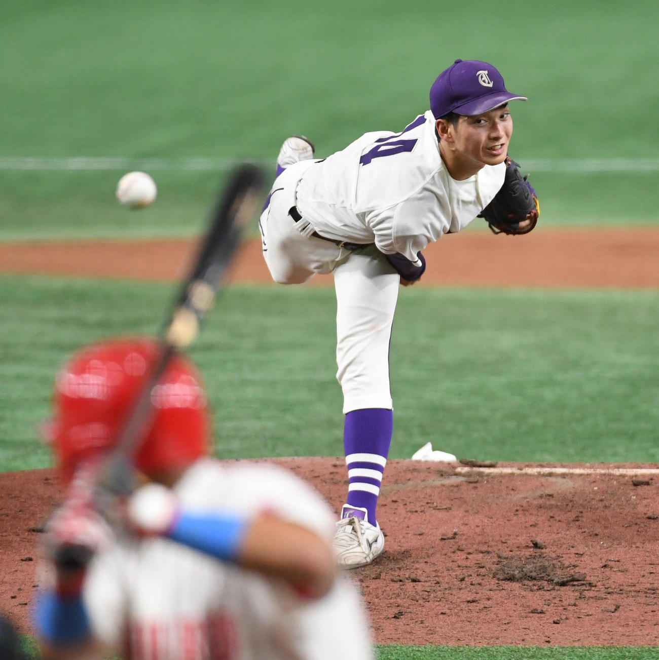 天理大対中部学院大　好投する天理大・藤居（撮影・柴田隆二）