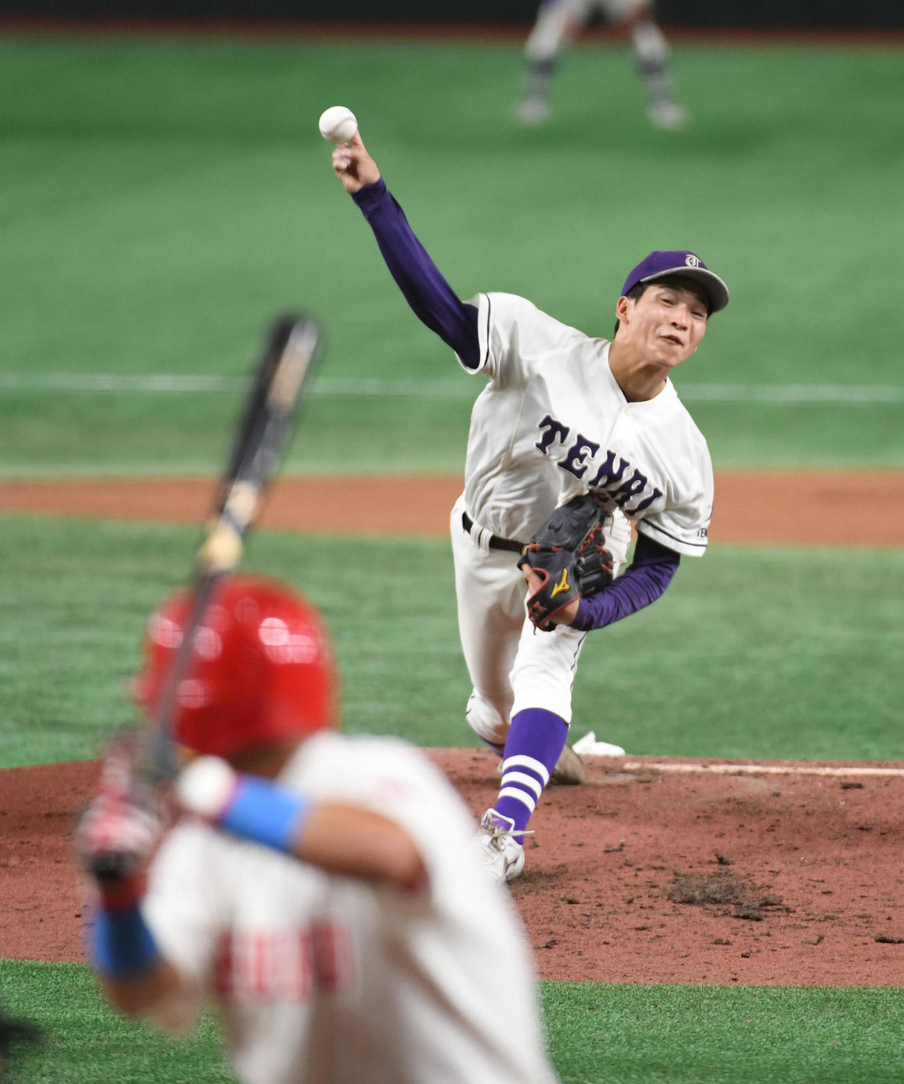 天理大対中部学院大　好投する天理大・藤居（撮影・柴田隆二）
