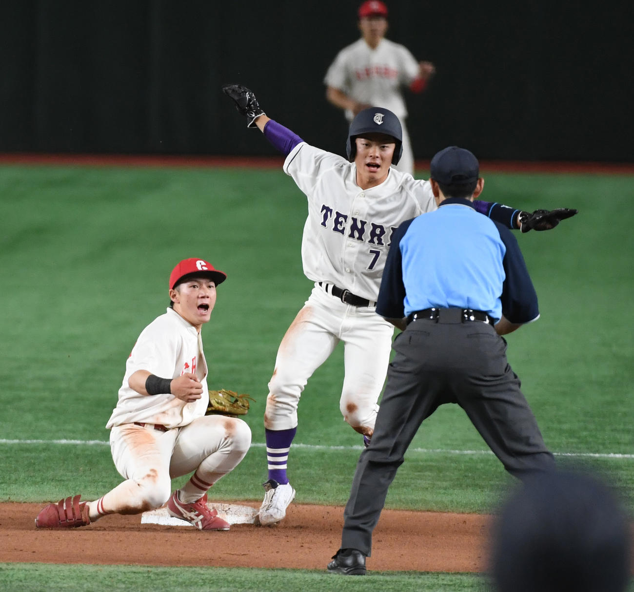 天理大対中部学院大　6回表天理大2死一塁、二塁に盗塁を決める吉田元。左は桂遊撃手（撮影・柴田隆二）