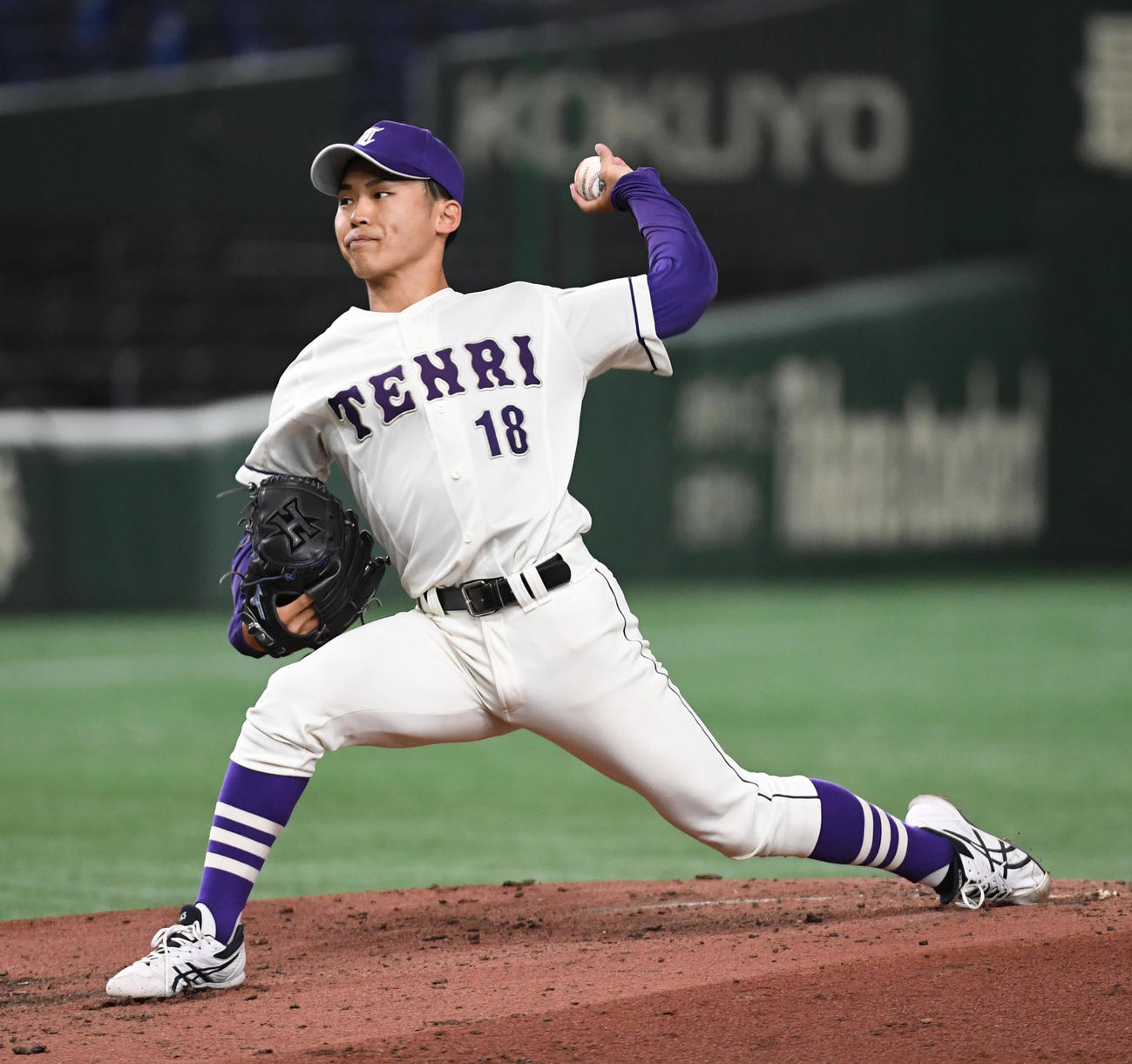 天理大対中部学院大　7回途中から登板した天理大・本間（撮影・柴田隆二）