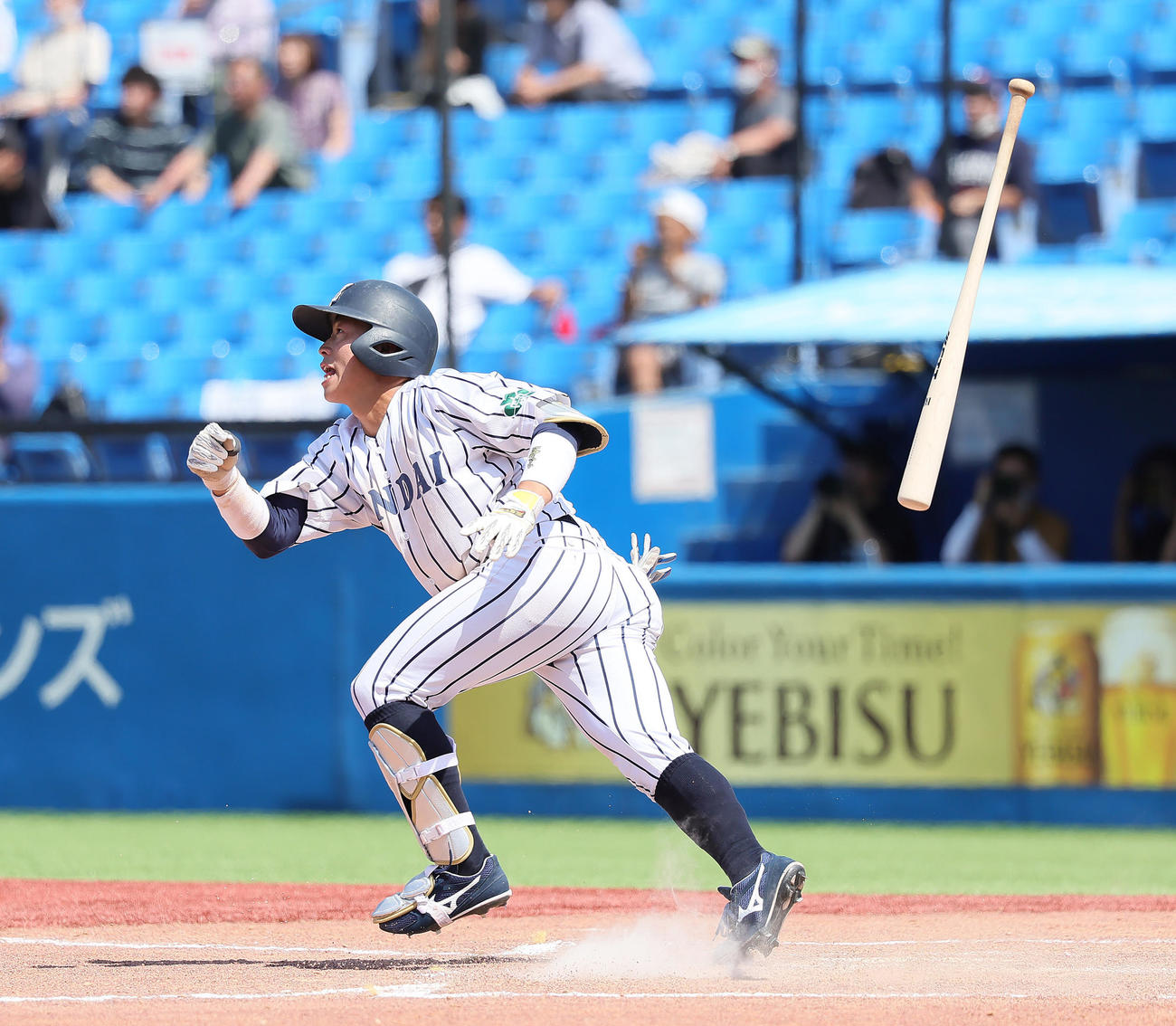 仙台大対東日本国際大　7回表仙台大1死一、二塁、辻本は左越え3点本塁打を放つ（撮影・足立雅史）