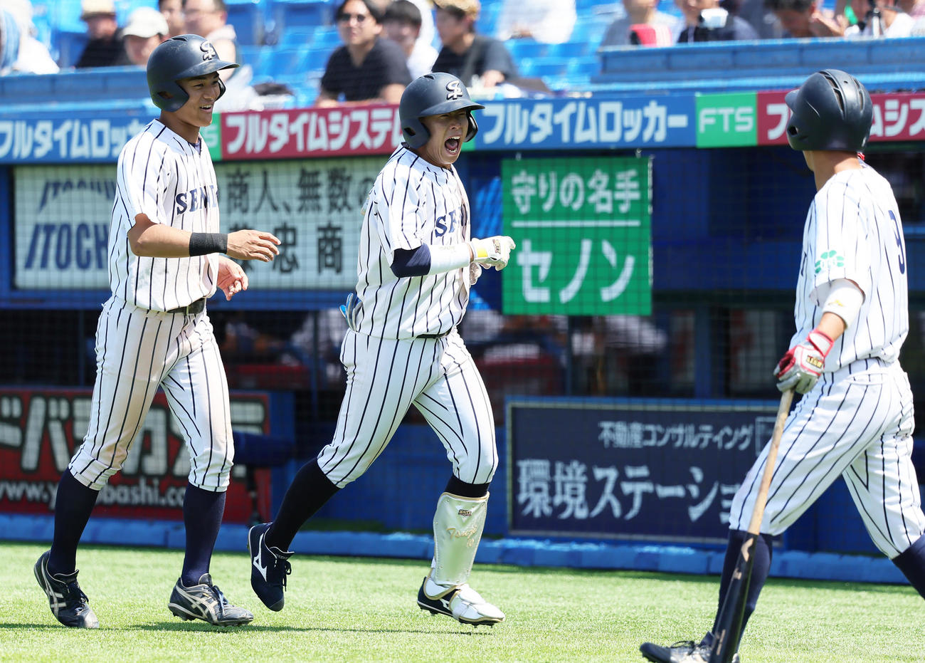 仙台大対東日本国際大　7回表仙台大1死一、二塁、辻本（中央）は左越え3点本塁打を放ち雄たけびを上げる（撮影・足立雅史）