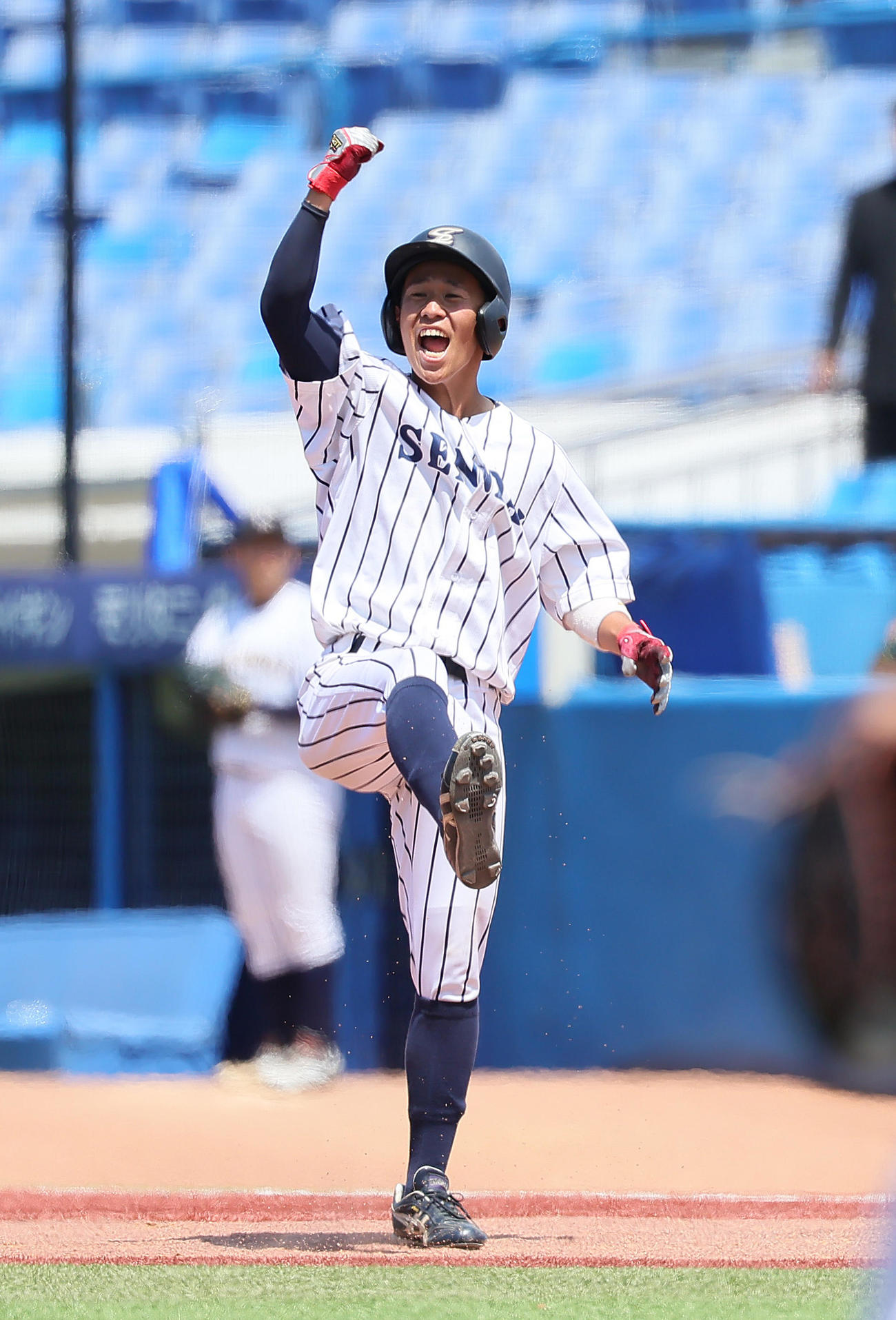仙台大対東日本国際大　6回表仙台大1死一、二塁、菅原は左前適時打を放ちガッツポーズ（撮影・足立雅史）