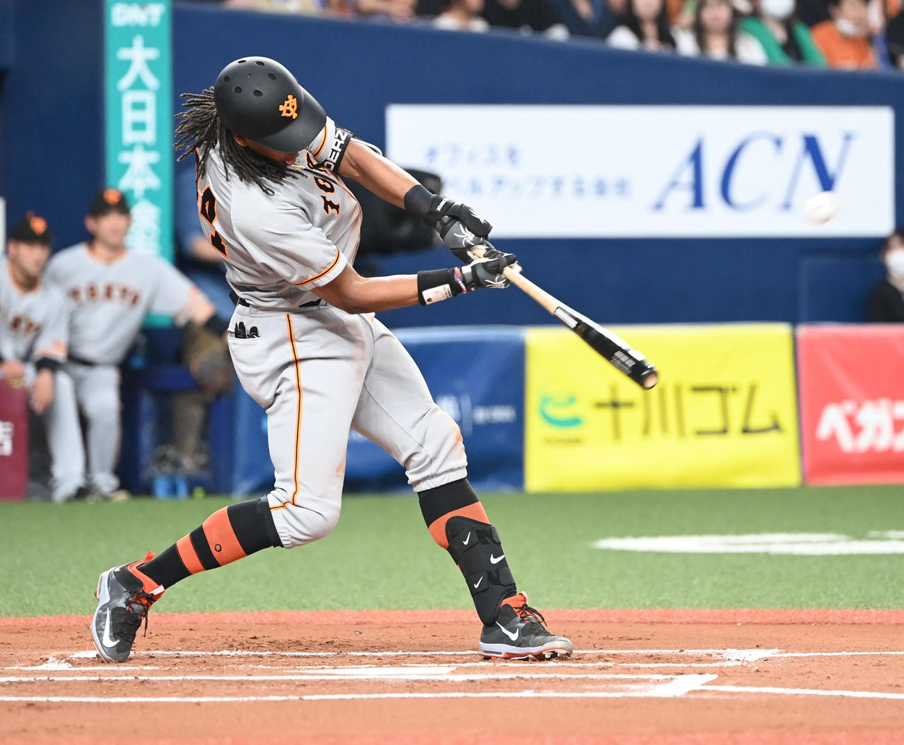 オリックス対巨人　6回表巨人1死、中越え本塁打を放つウォーカー（撮影・和賀正仁）