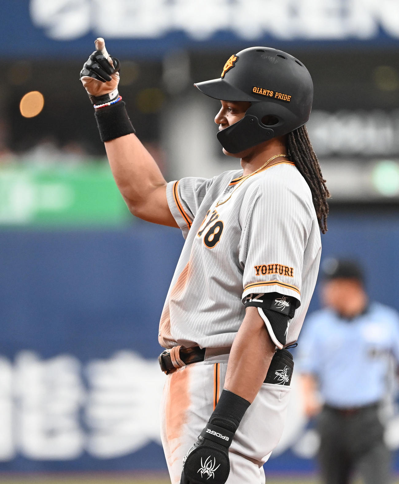 オリックス対巨人　4回表巨人無死一、三塁、左前適時打を放ったウォーカーはポーズ（撮影・和賀正仁）