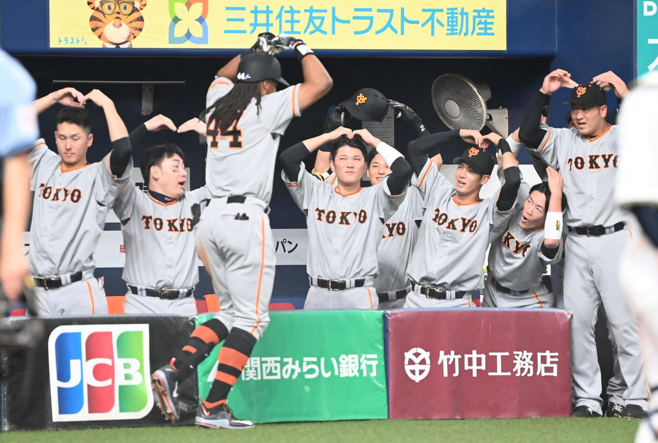 オリックス対巨人　6回表巨人1死、中越えソロ本塁打を放ったウォーカー（左から3人目）と一緒にポーズを決める坂本（同4人目）ら（撮影・和賀正仁）