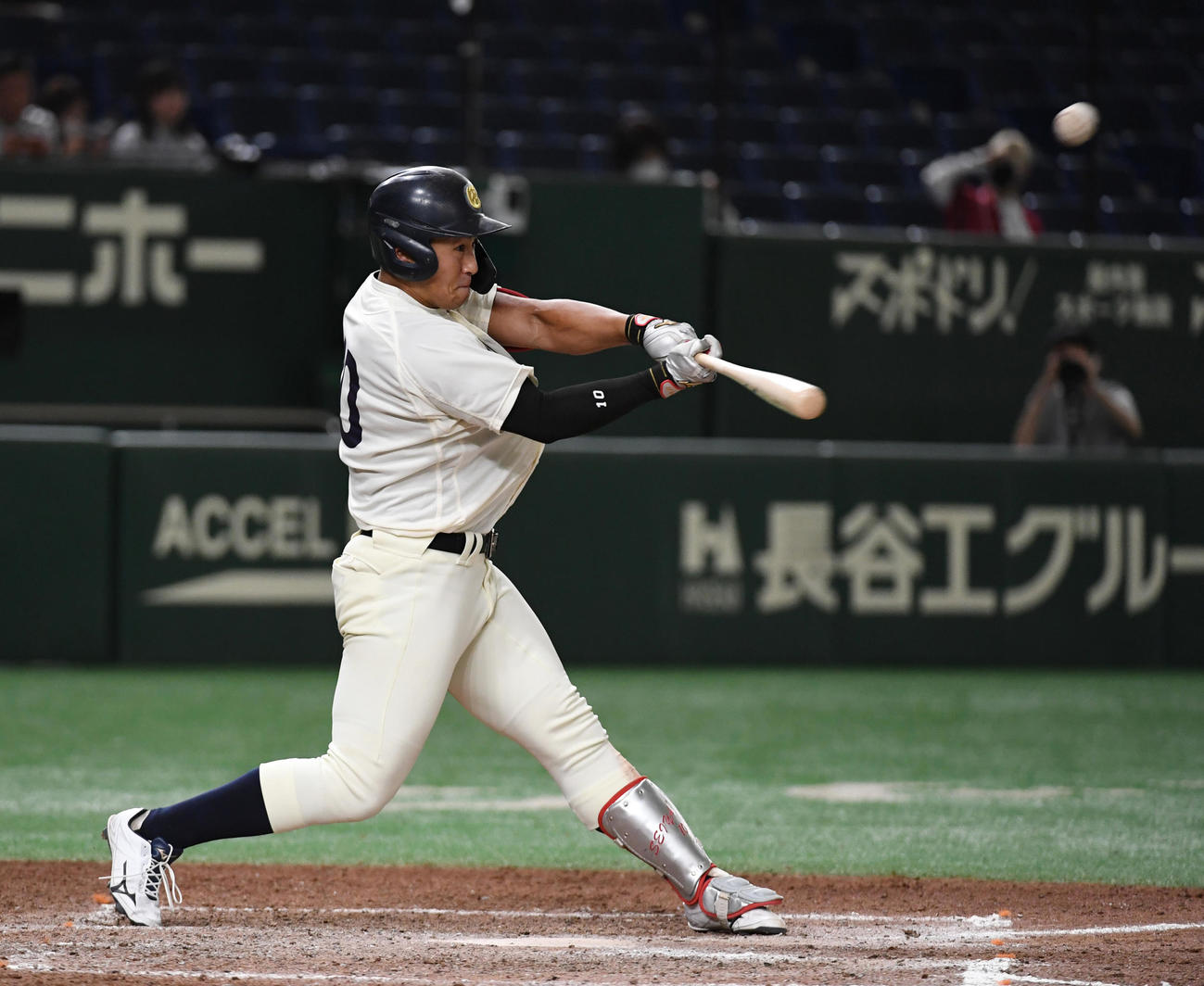 花園大対大商大　8回裏大商大無死一塁、渡部は右越えに本塁打を放つ（撮影・柴田隆二）