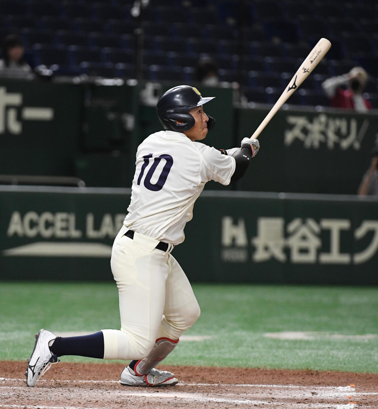 花園大対大商大　8回裏大商大無死一塁、渡部は右越えに本塁打を放つ（撮影・柴田隆二）