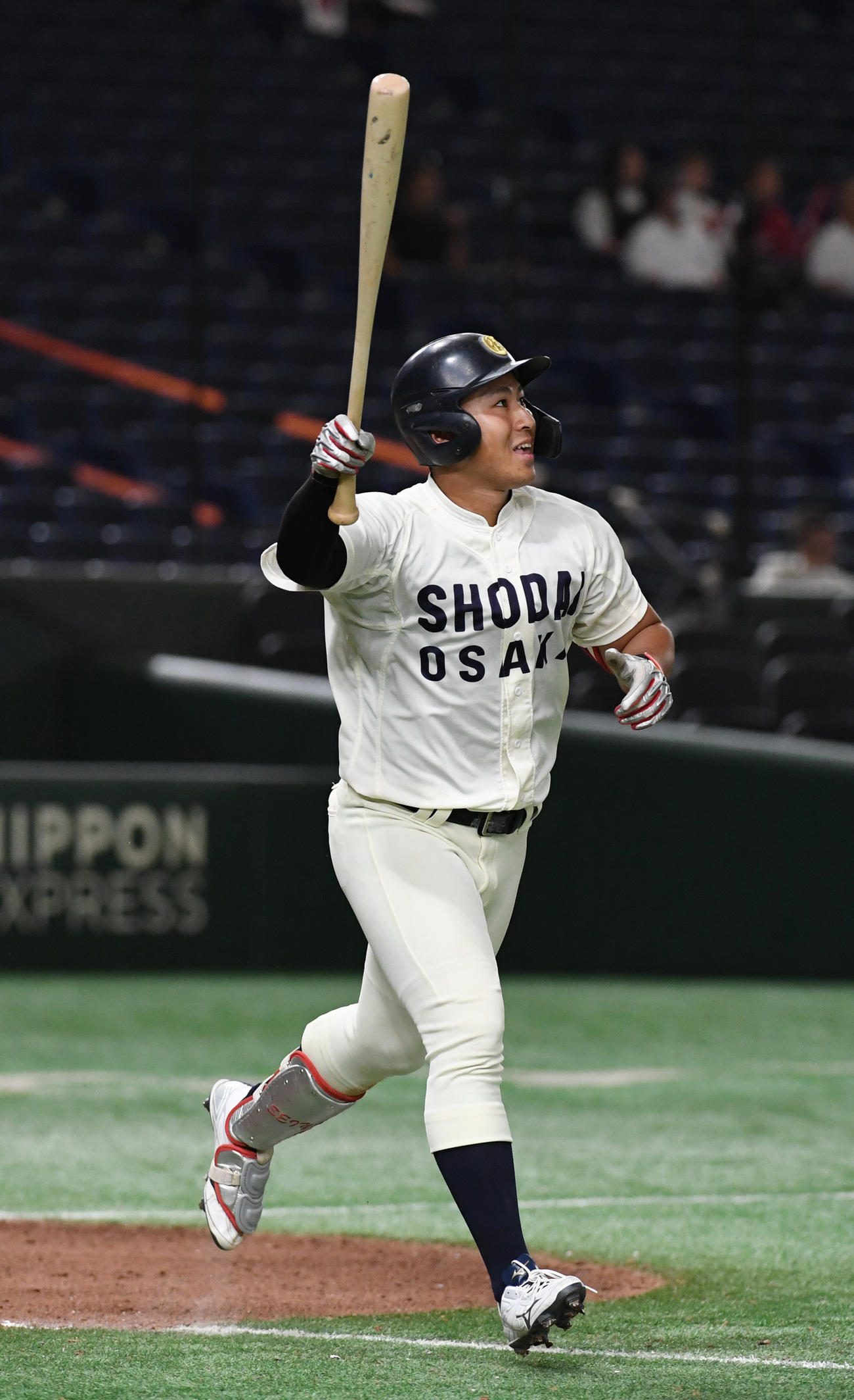 花園大対大商大　8回裏大商大無死一塁、渡部は右越えに本塁打を放つ（撮影・柴田隆二）