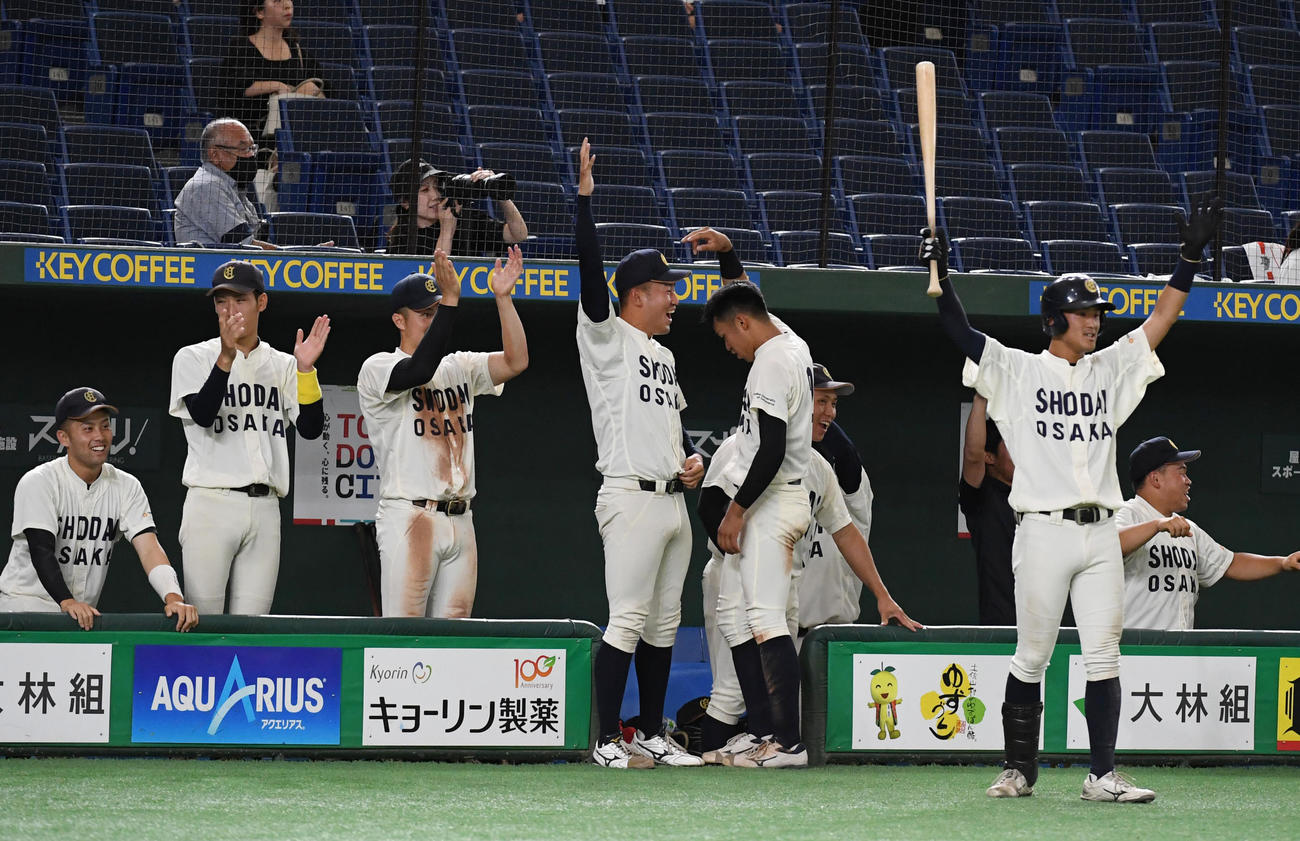 花園大対大商大　8回裏大商大無死一塁、渡部の右越え本塁打にナインはバンザイする（撮影・柴田隆二）