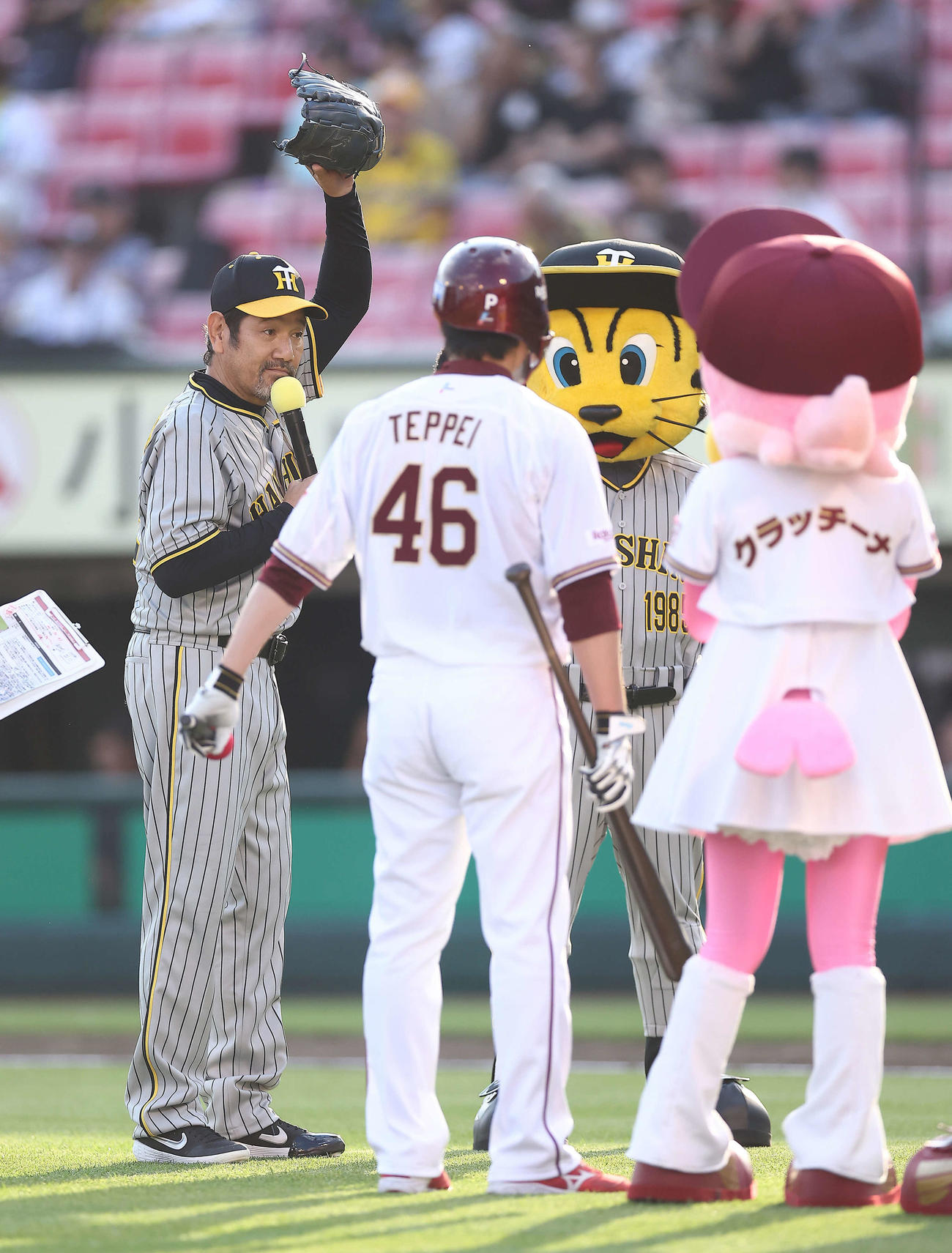 楽天対阪神　試合前、交流戦OB対決に臨む下柳氏（左）と鉄平氏（撮影・河田真司）