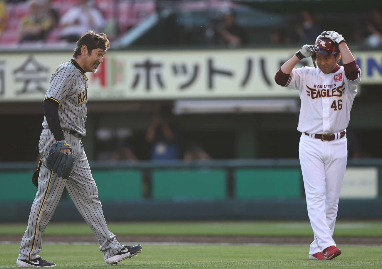 楽天対阪神　試合前、交流戦OB対決を終えあいさつする下柳氏（左）と鉄平氏（撮影・河田真司）