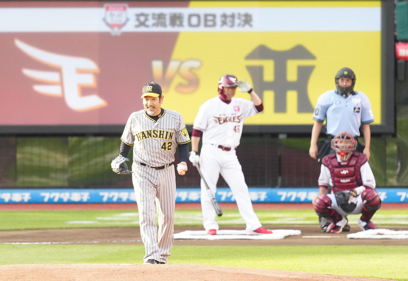 楽天対阪神　試合前、OB対決を行う投手下柳氏（手前）と打者鉄平氏（後方左）（撮影・江口和貴）