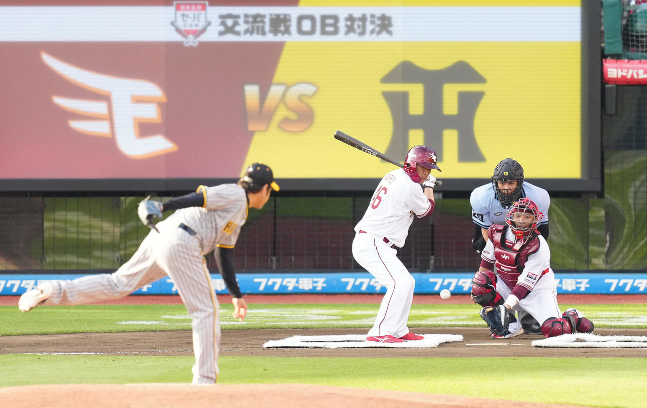 楽天対阪神　試合前、投手下柳氏（手前）と打者鉄平氏（後方左）のOB対決でストライクをとった白井球審（撮影・江口和貴）