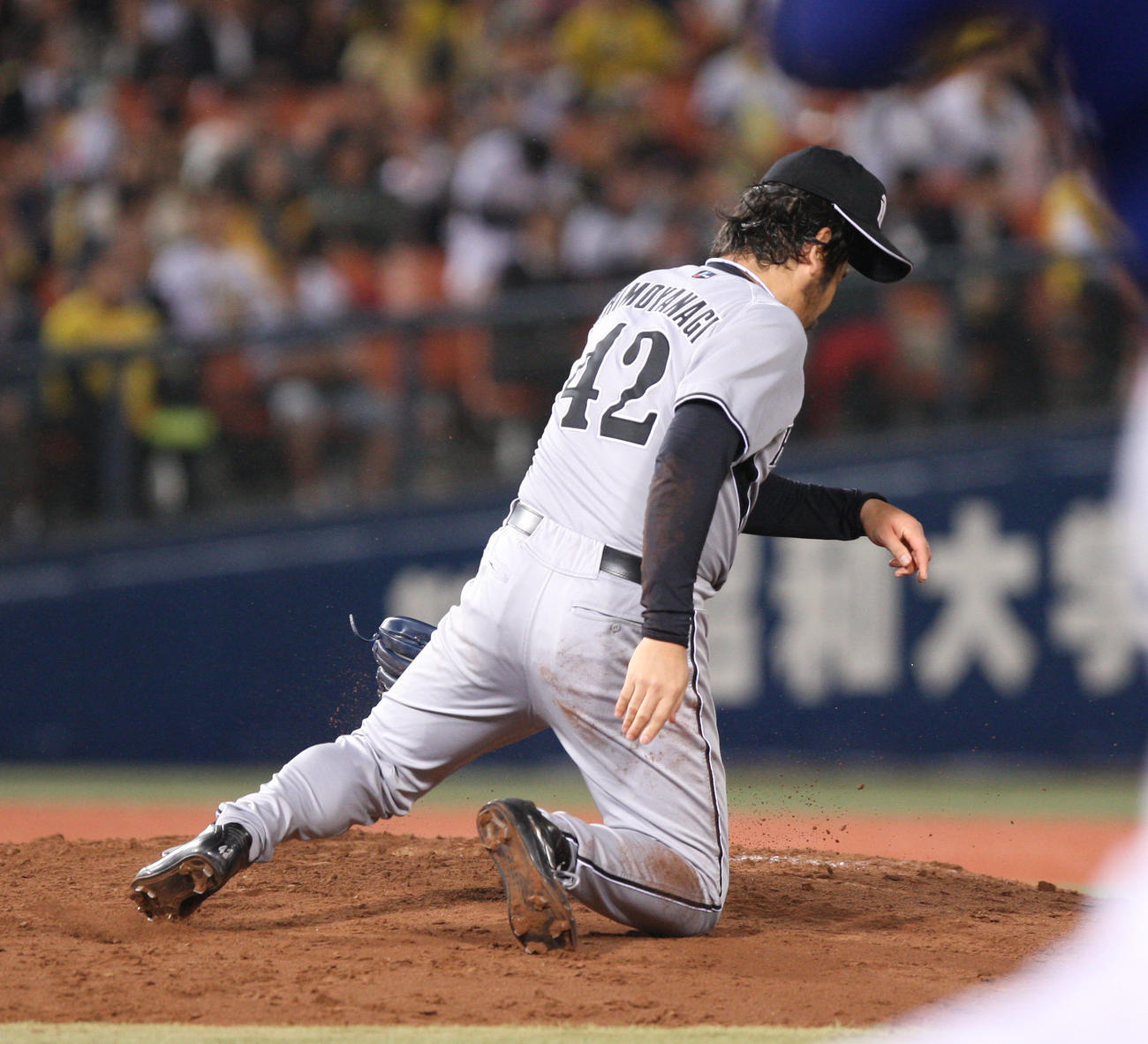 07年10月、横浜戦で秀太の失策により満塁となりグラブを投げて悔しがる下柳