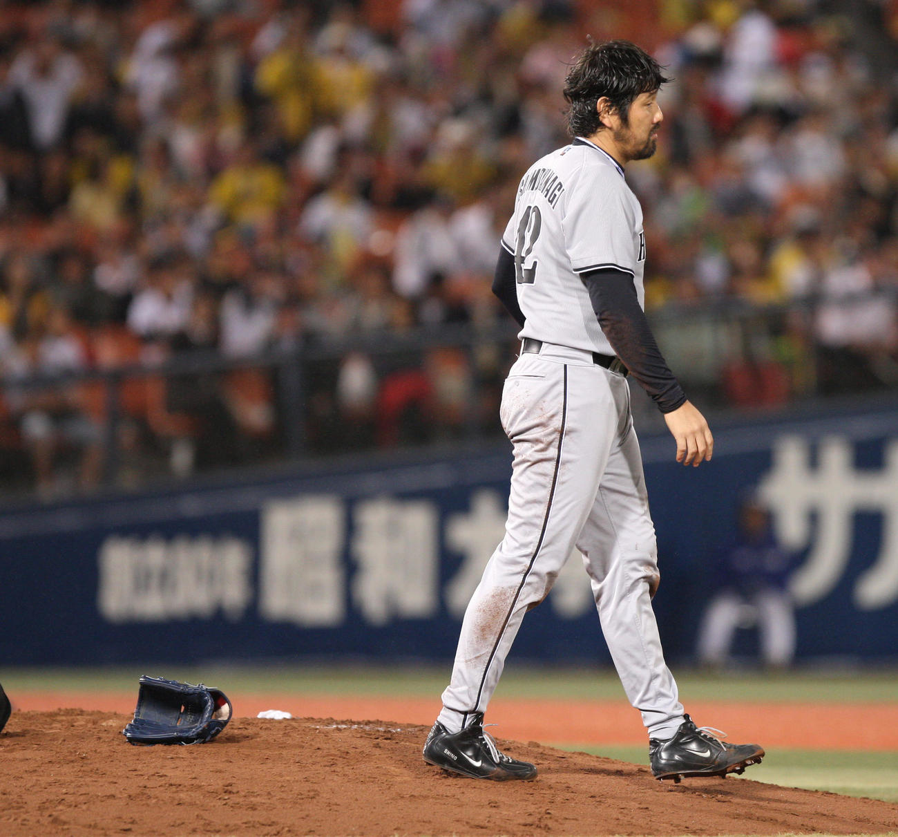 07年10月、横浜戦で秀太の失策により満塁となりグラブを投げて悔しがる下柳