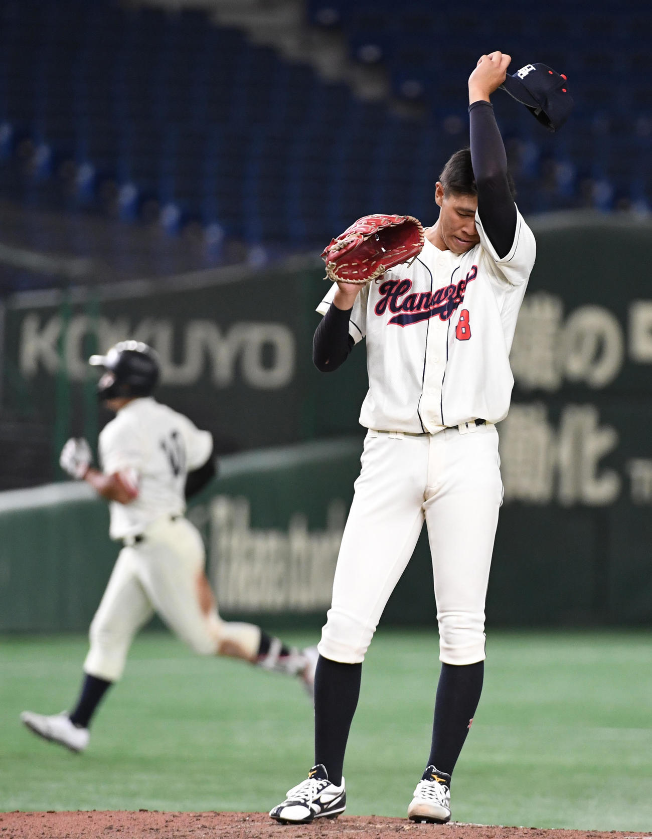 花園大対大商大　8回裏大商大無死一塁、渡部に右越えに本塁打を浴びた花園大・小林（撮影・柴田隆二）