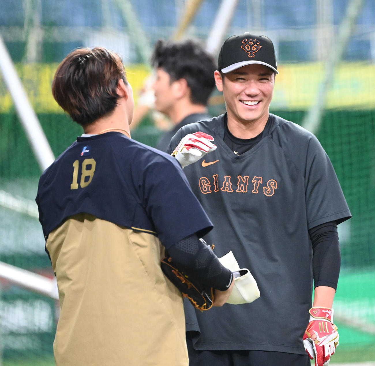 オリックス対巨人　練習前、談笑するオリックス山本（左）と巨人坂本（撮影・和賀正仁）