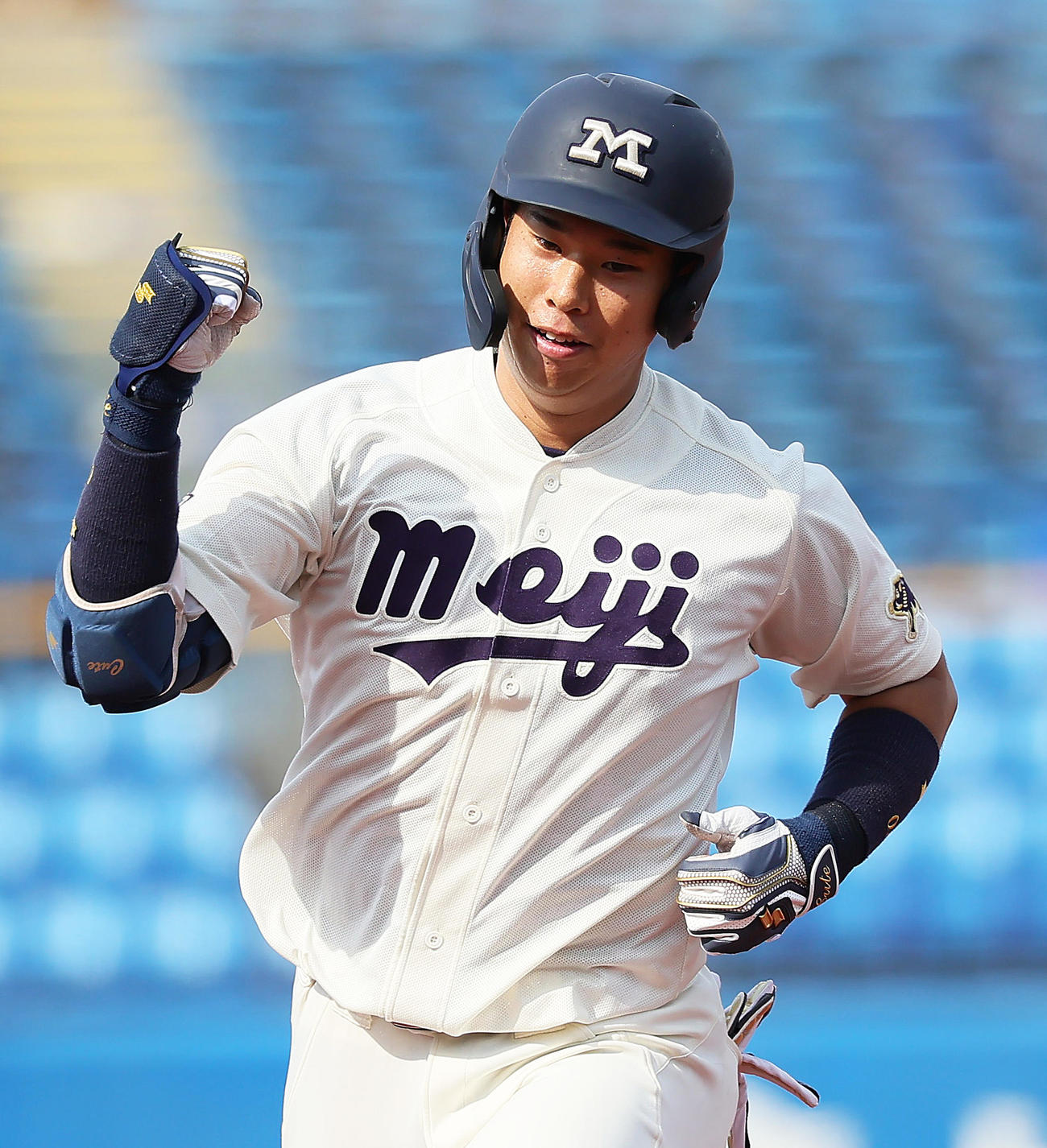 日体大明大　2回裏明大1死一、三塁、上田は右越え3点本塁打を放ちガッツポーズする（撮影・足立雅史）