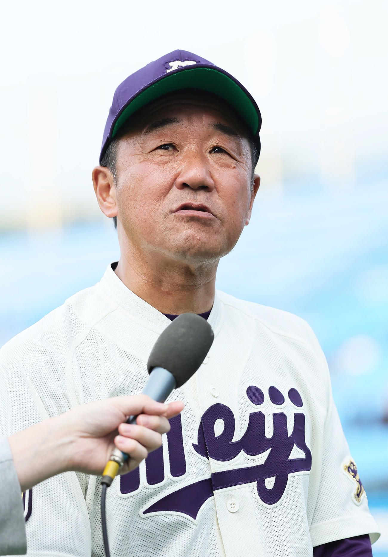 日体大明大　勝利インタビューを受ける明大・田中監督（撮影・足立雅史）