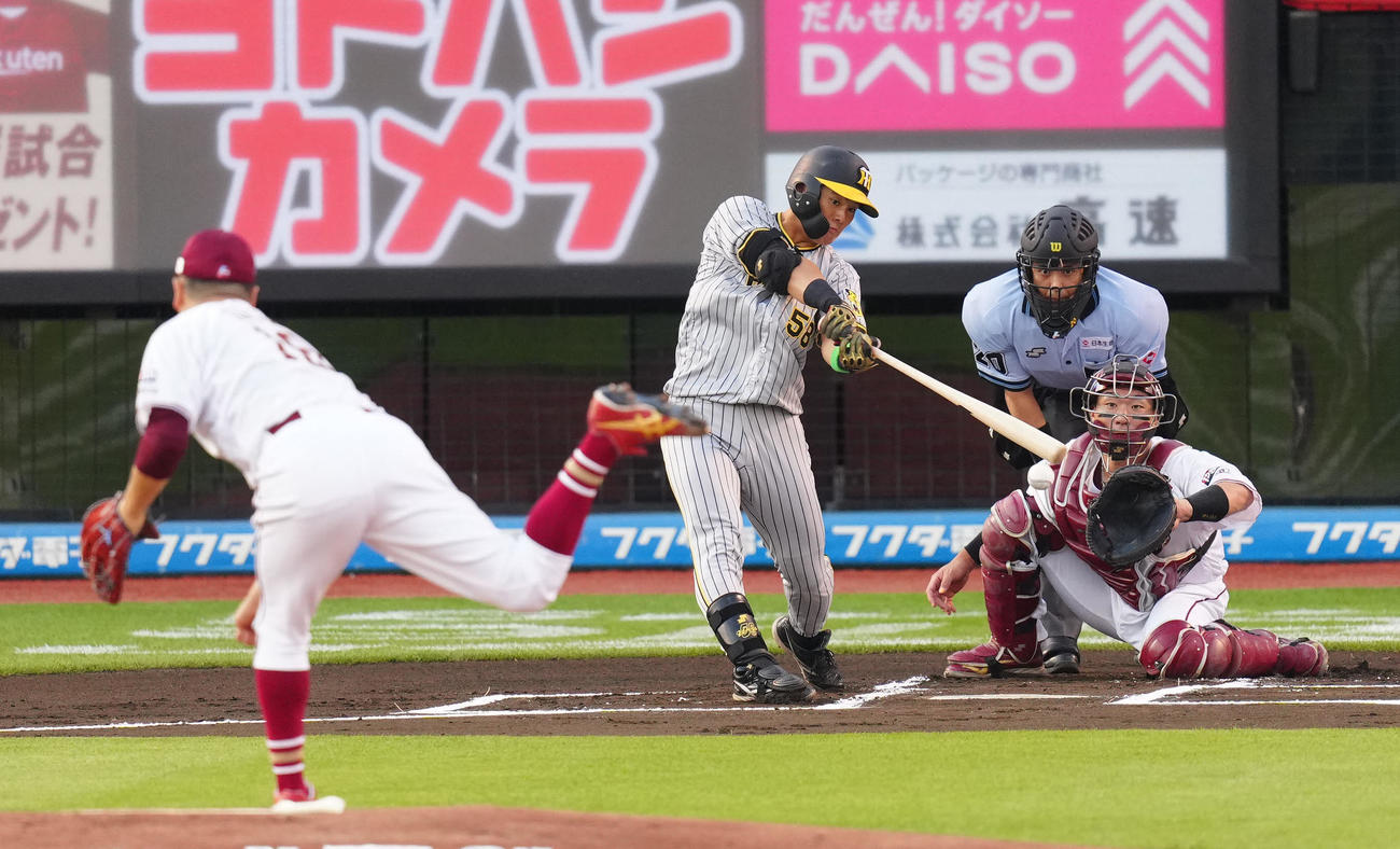 楽天対阪神　1回表阪神1死一塁、中前打を放つ前川。投手田中将（撮影・江口和貴）